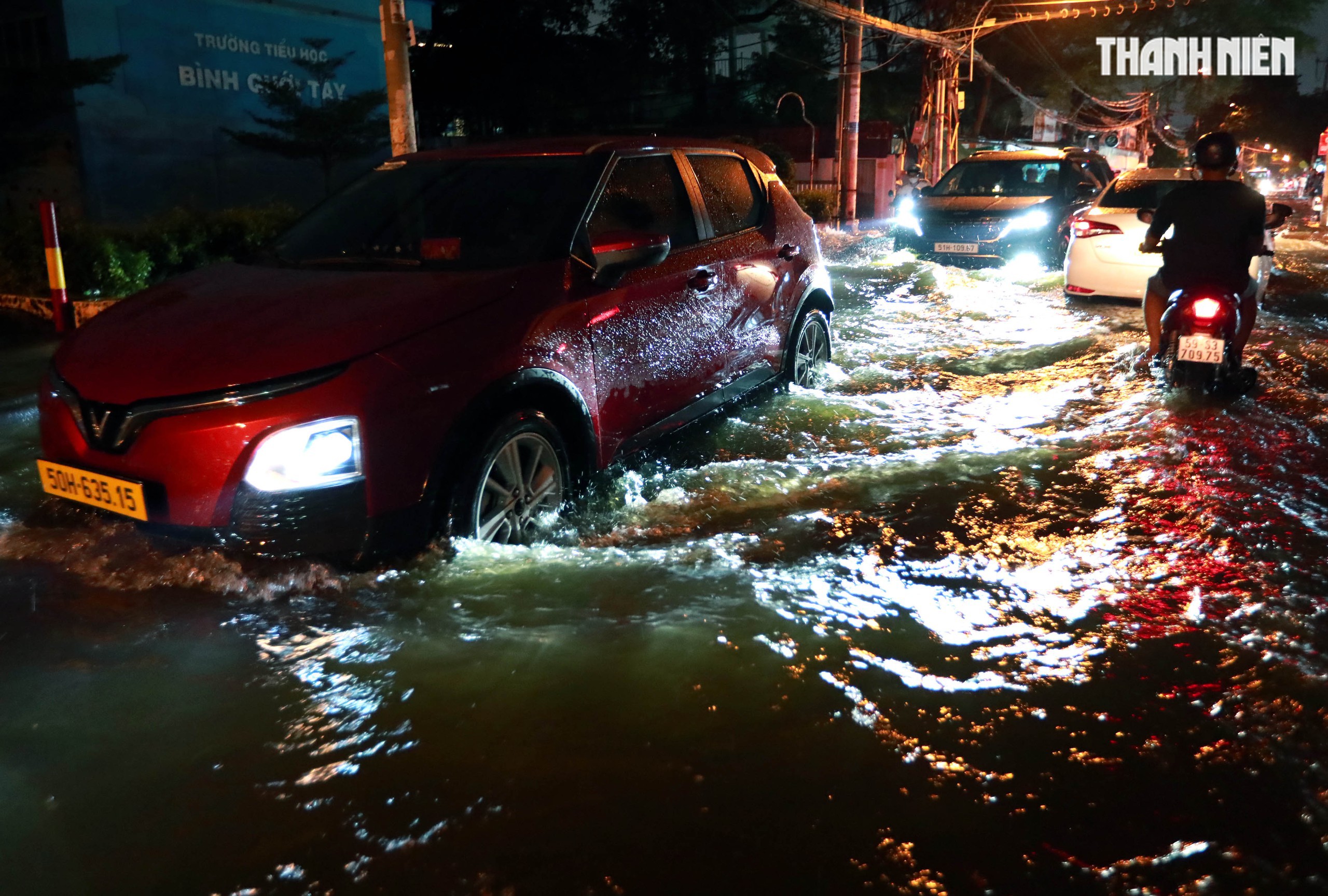 Triều cường ở TP.HCM: Người dân Thanh Đa lại khổ sở chống chọi trong đêm- Ảnh 13. Triều cường ở TP.HCM: Người dân Thanh Đa lại khổ sở chống chọi trong đêm- Ảnh 13.