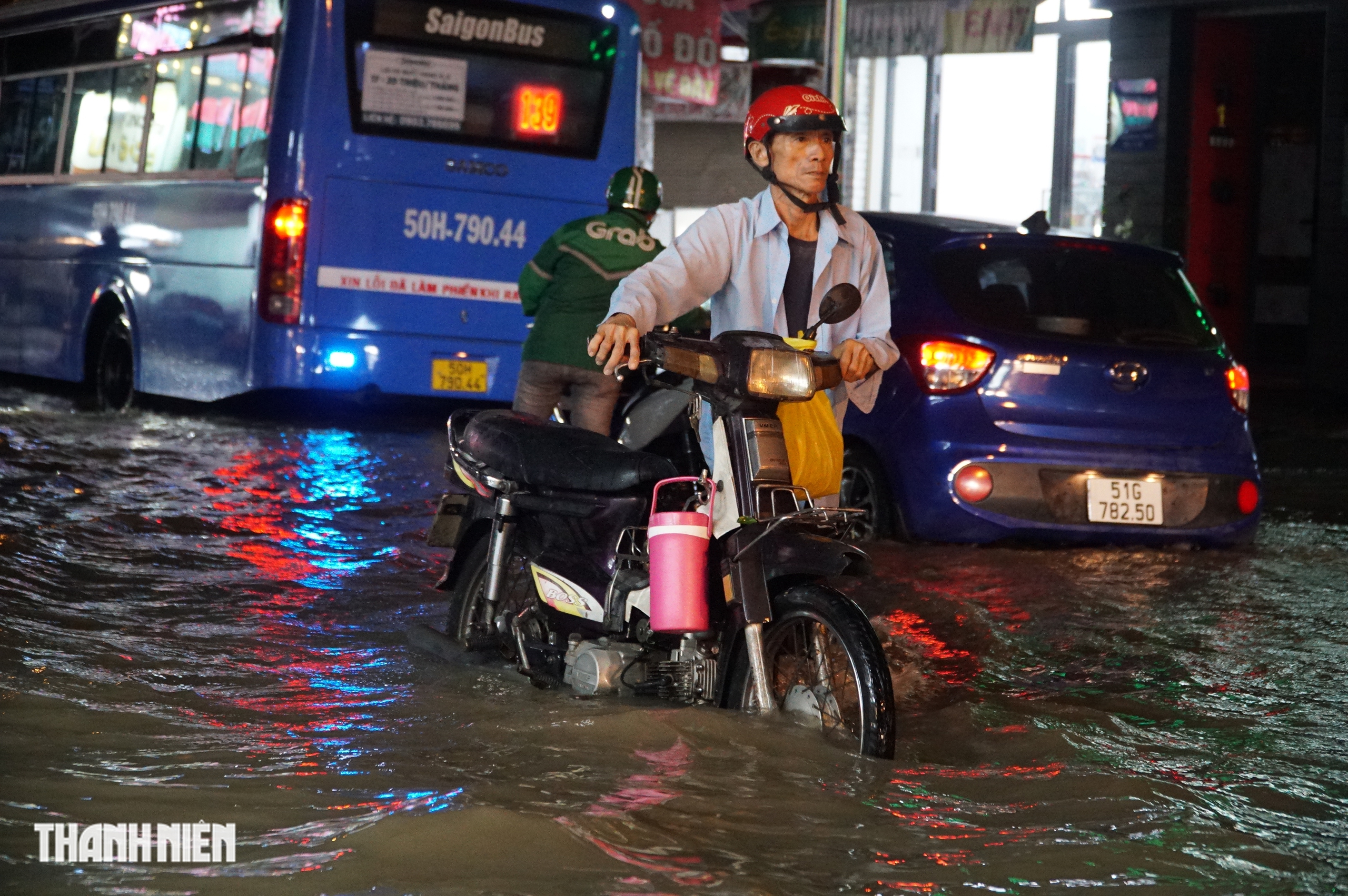 Gần 5 giờ sống cùng triều cường vượt lịch sử ở khu phía nam TP.HCM - Ảnh 1.