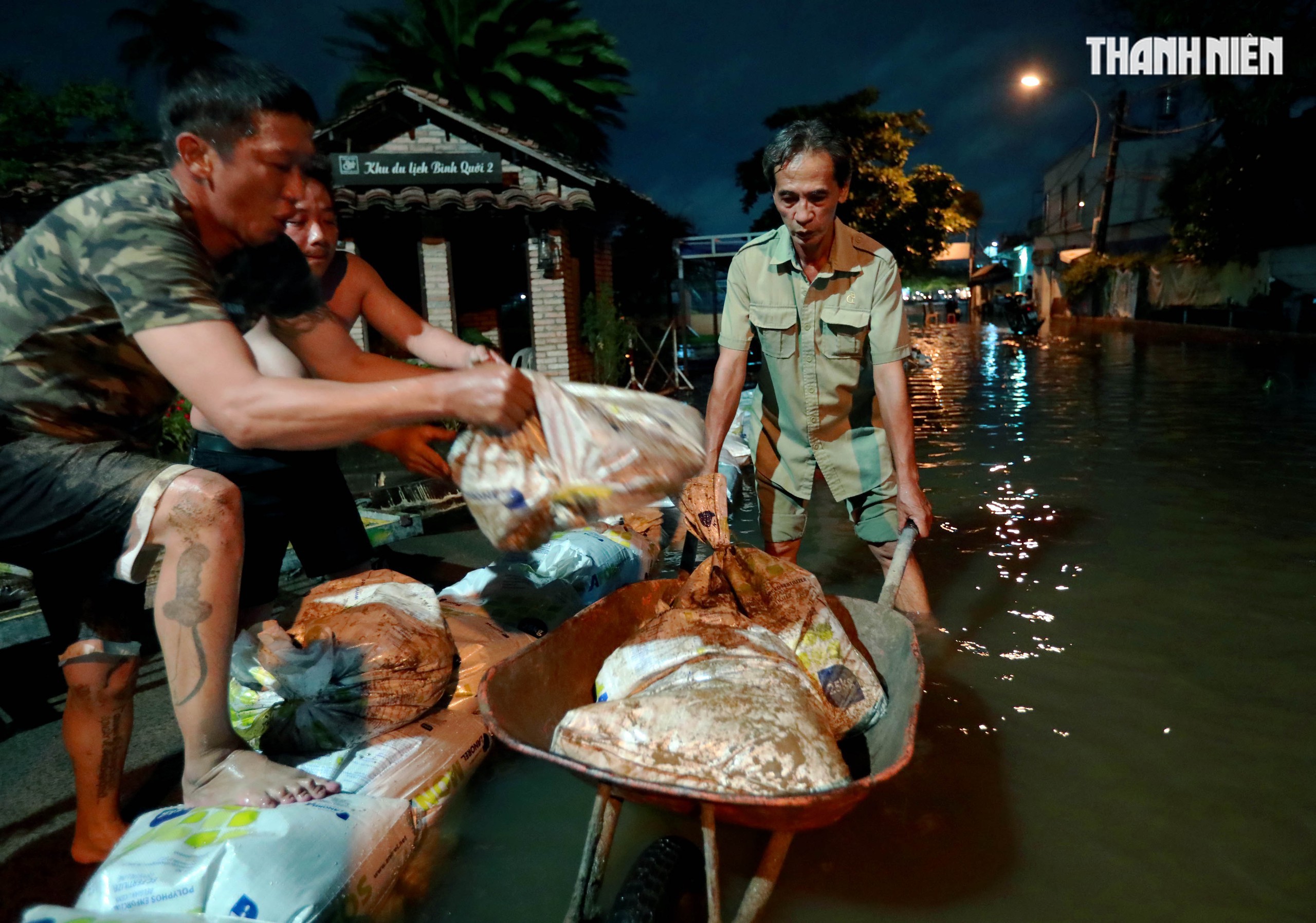 Triều cường ở TP.HCM: Người dân Thanh Đa lại khổ sở chống chọi trong đêm- Ảnh 1. Triều cường ở TP.HCM: Người dân Thanh Đa lại khổ sở chống chọi trong đêm- Ảnh 1.