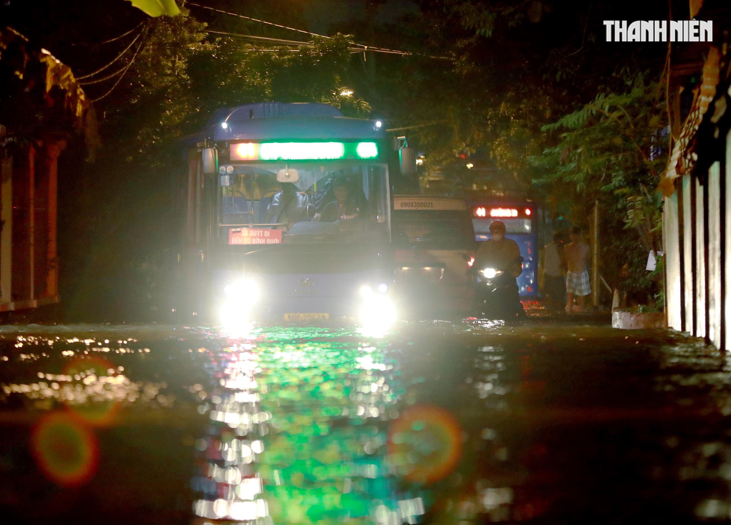 Triều cường ở TP.HCM: Người dân Thanh Đa lại khổ sở chống chọi trong đêm- Ảnh 9. Triều cường ở TP.HCM: Người dân Thanh Đa lại khổ sở chống chọi trong đêm- Ảnh 9.