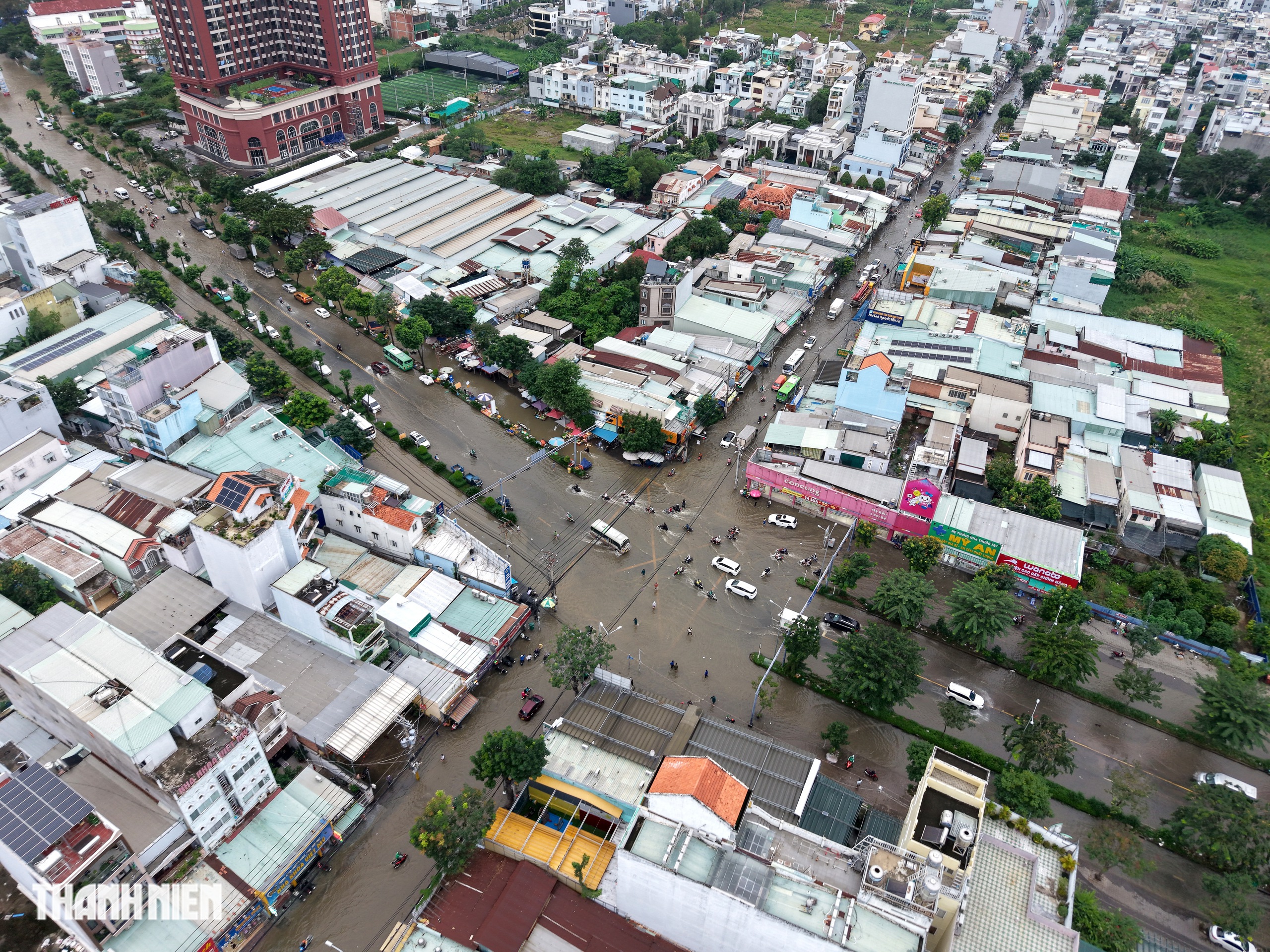 Cảnh triều cường vượt lịch sử ở khu nam TP.HCM nhìn từ trên cao chiều 6.11 - Ảnh 7.