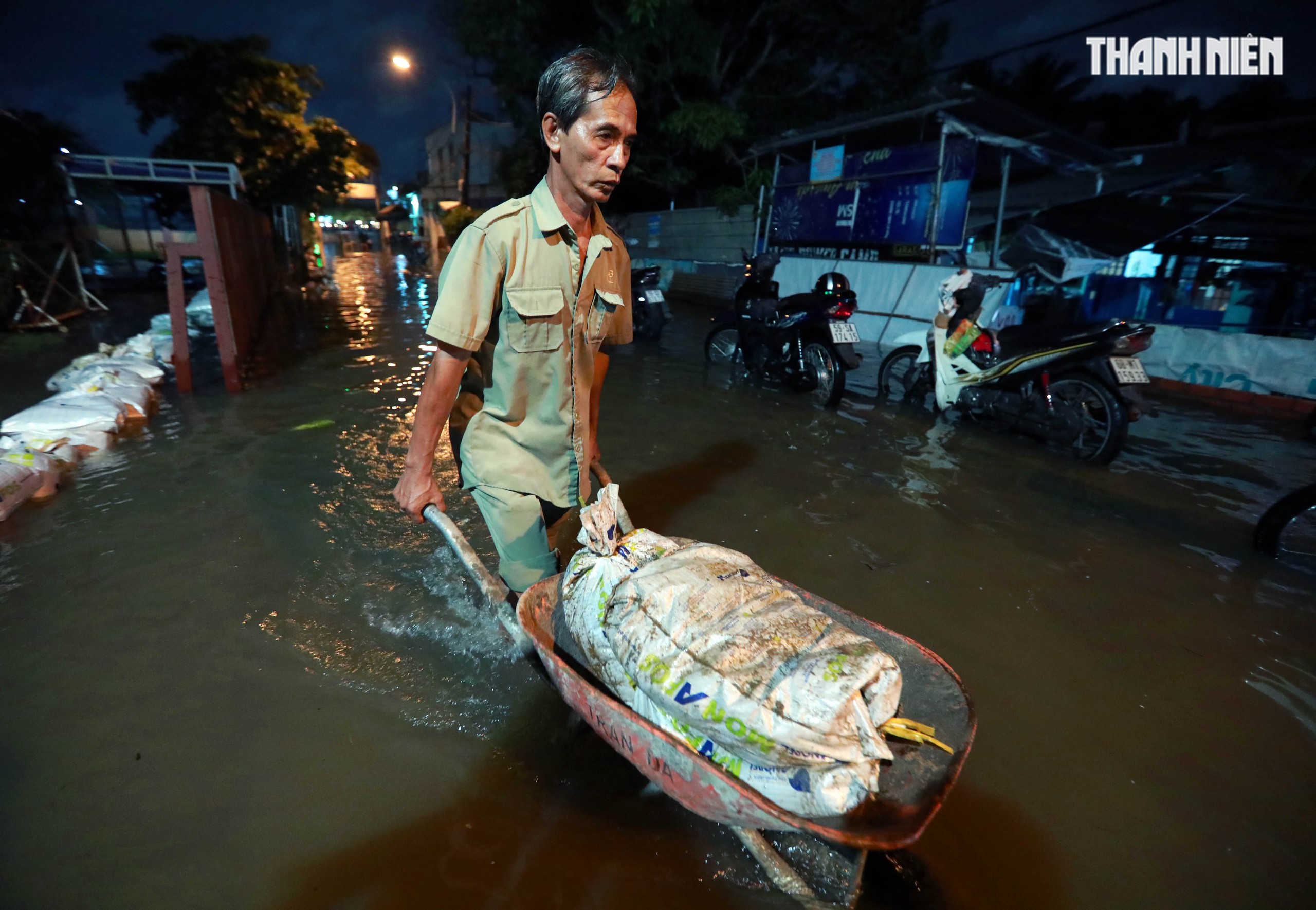 Triều cường ở TP.HCM: Người dân Thanh Đa lại khổ sở chống chọi trong đêm- Ảnh 5. Triều cường ở TP.HCM: Người dân Thanh Đa lại khổ sở chống chọi trong đêm- Ảnh 5.