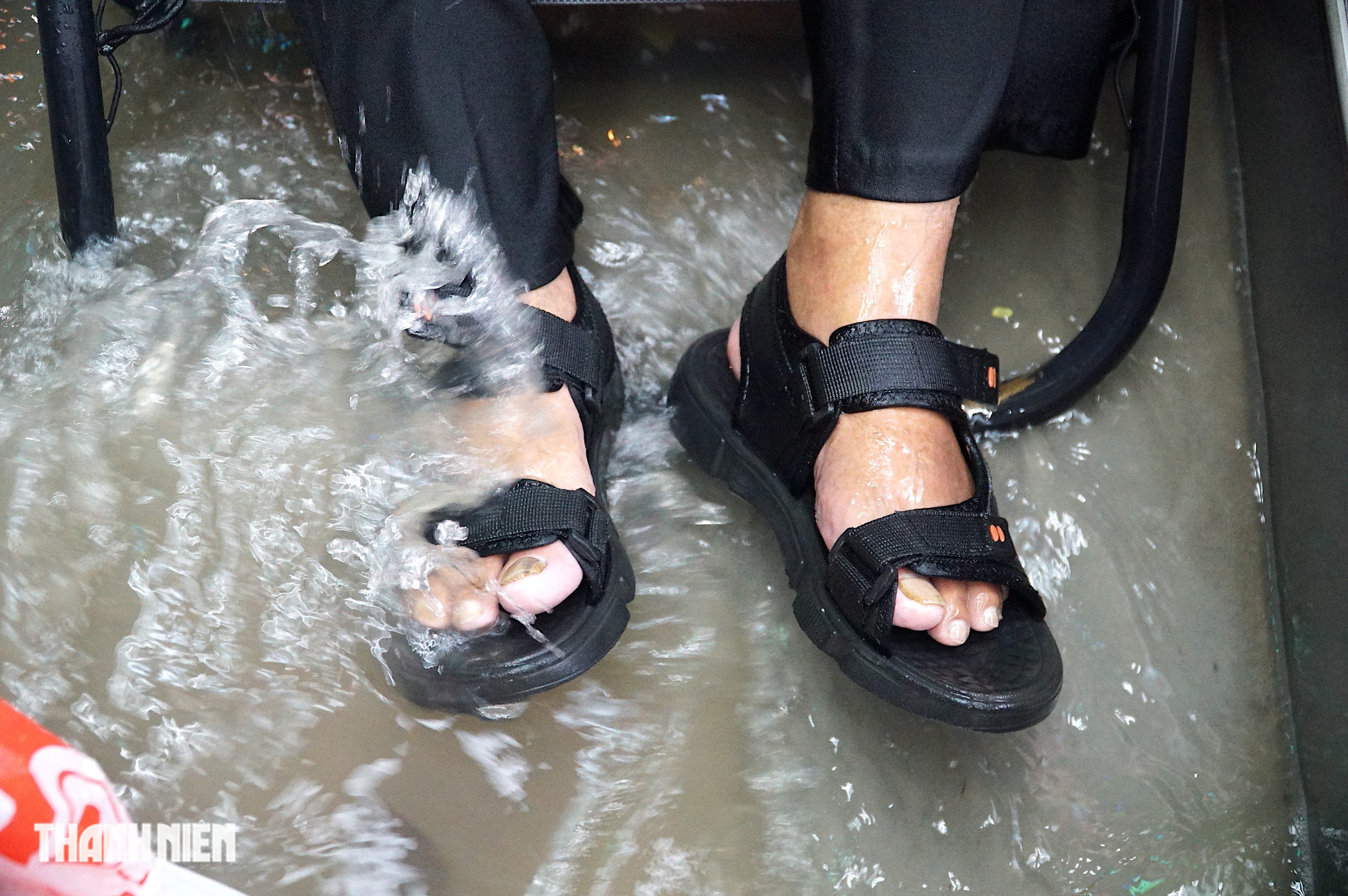 Gần 5 giờ sống cùng triều cường vượt lịch sử ở khu phía nam TP.HCM - Ảnh 8.