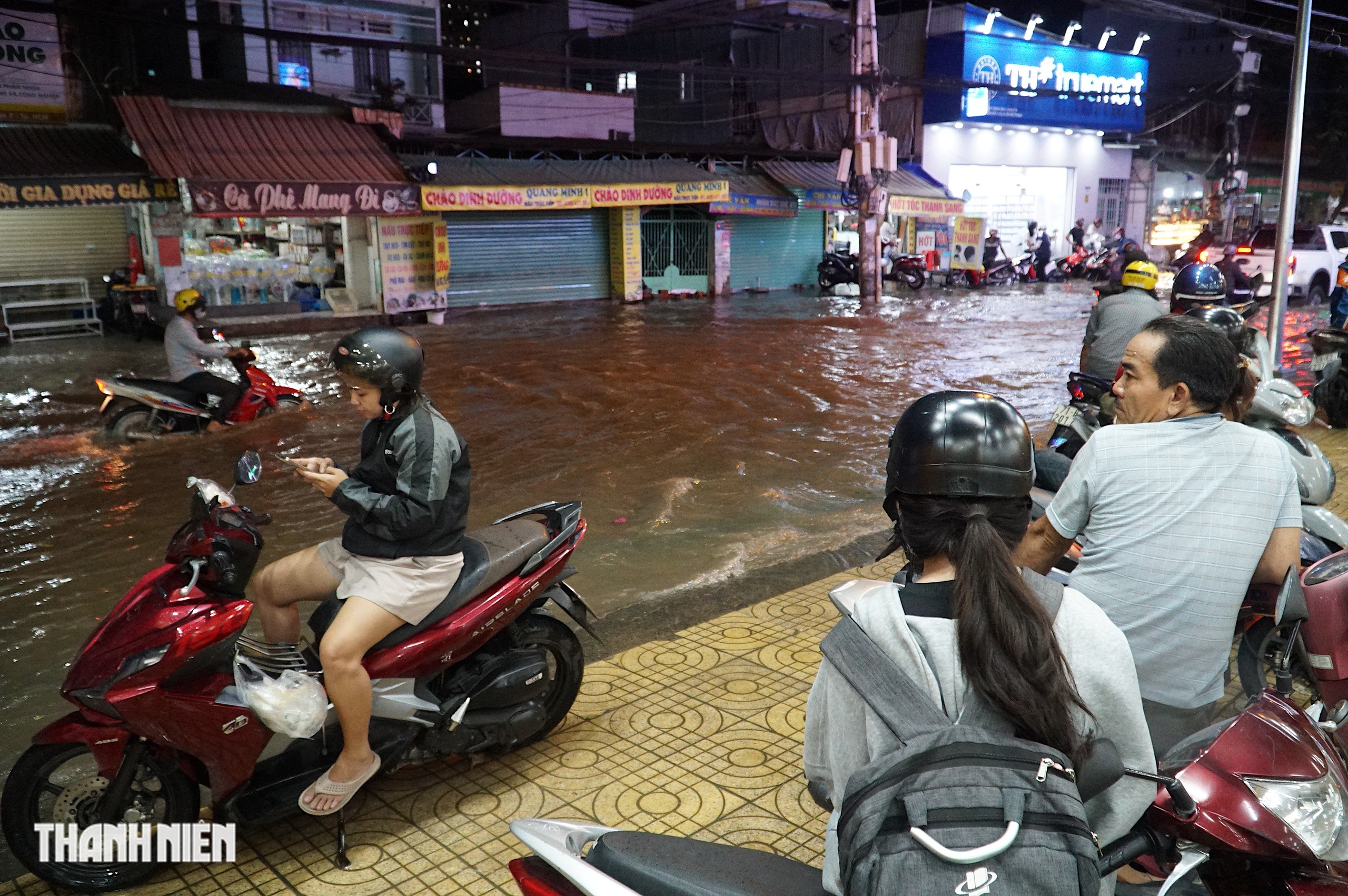 Gần 5 giờ sống cùng triều cường vượt lịch sử ở khu phía nam TP.HCM - Ảnh 4.