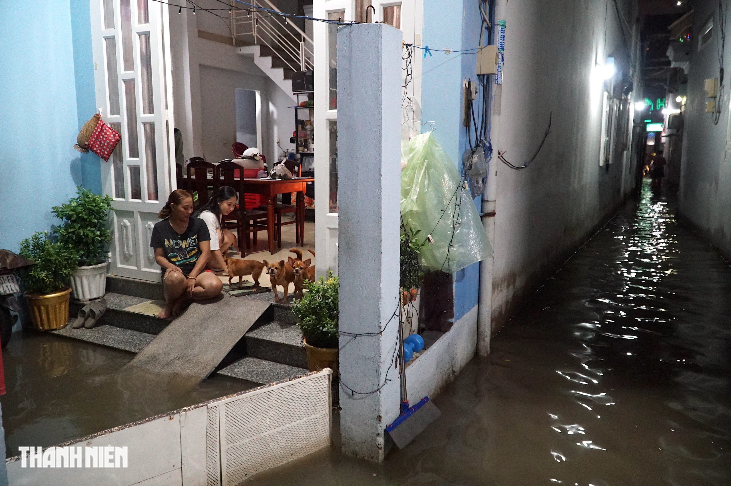 Gần 5 giờ sống cùng triều cường vượt lịch sử ở khu phía nam TP.HCM - Ảnh 6.