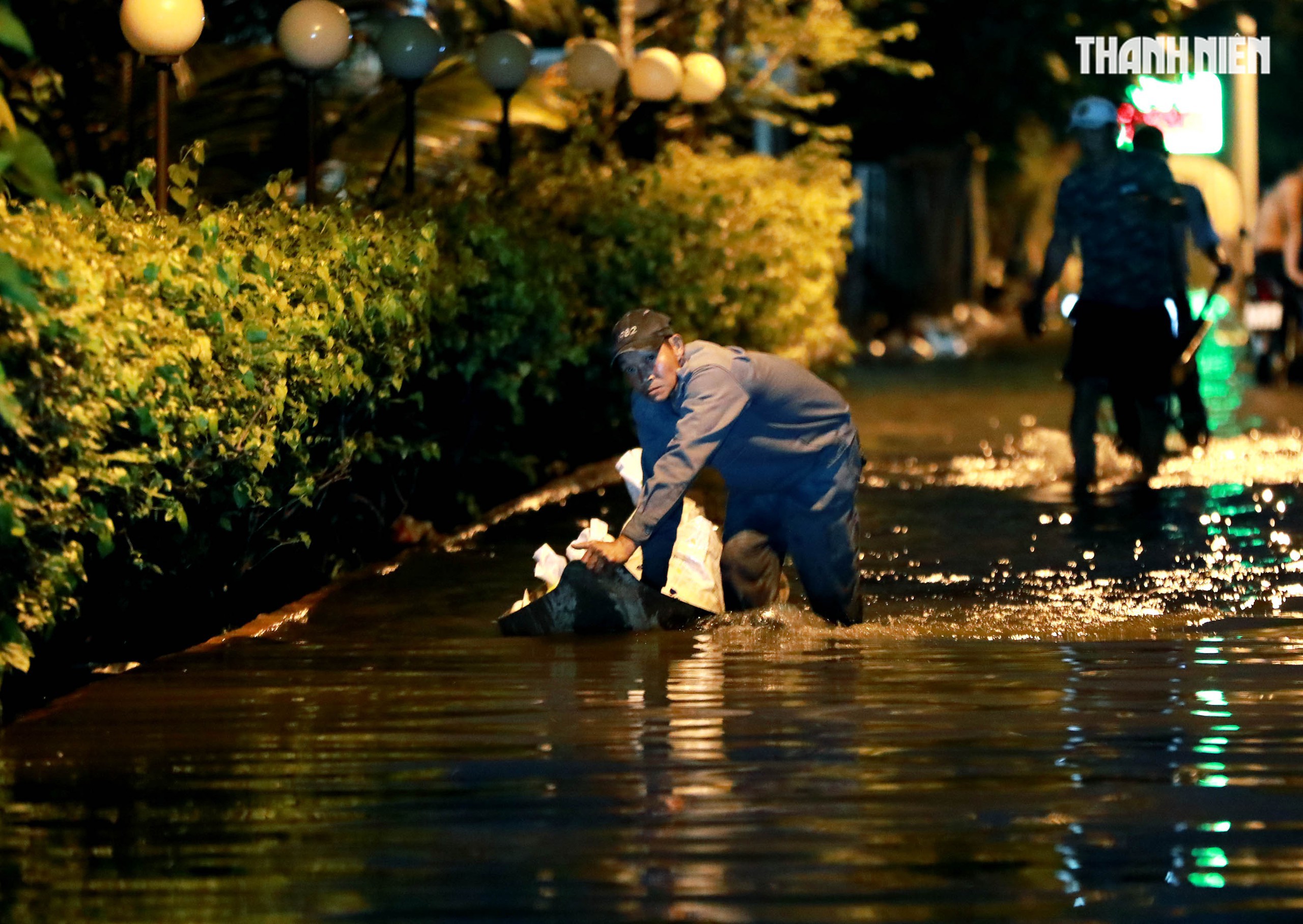 Triều cường ở TP.HCM: Người dân Thanh Đa lại khổ sở chống chọi trong đêm- Ảnh 7. Triều cường ở TP.HCM: Người dân Thanh Đa lại khổ sở chống chọi trong đêm- Ảnh 7.