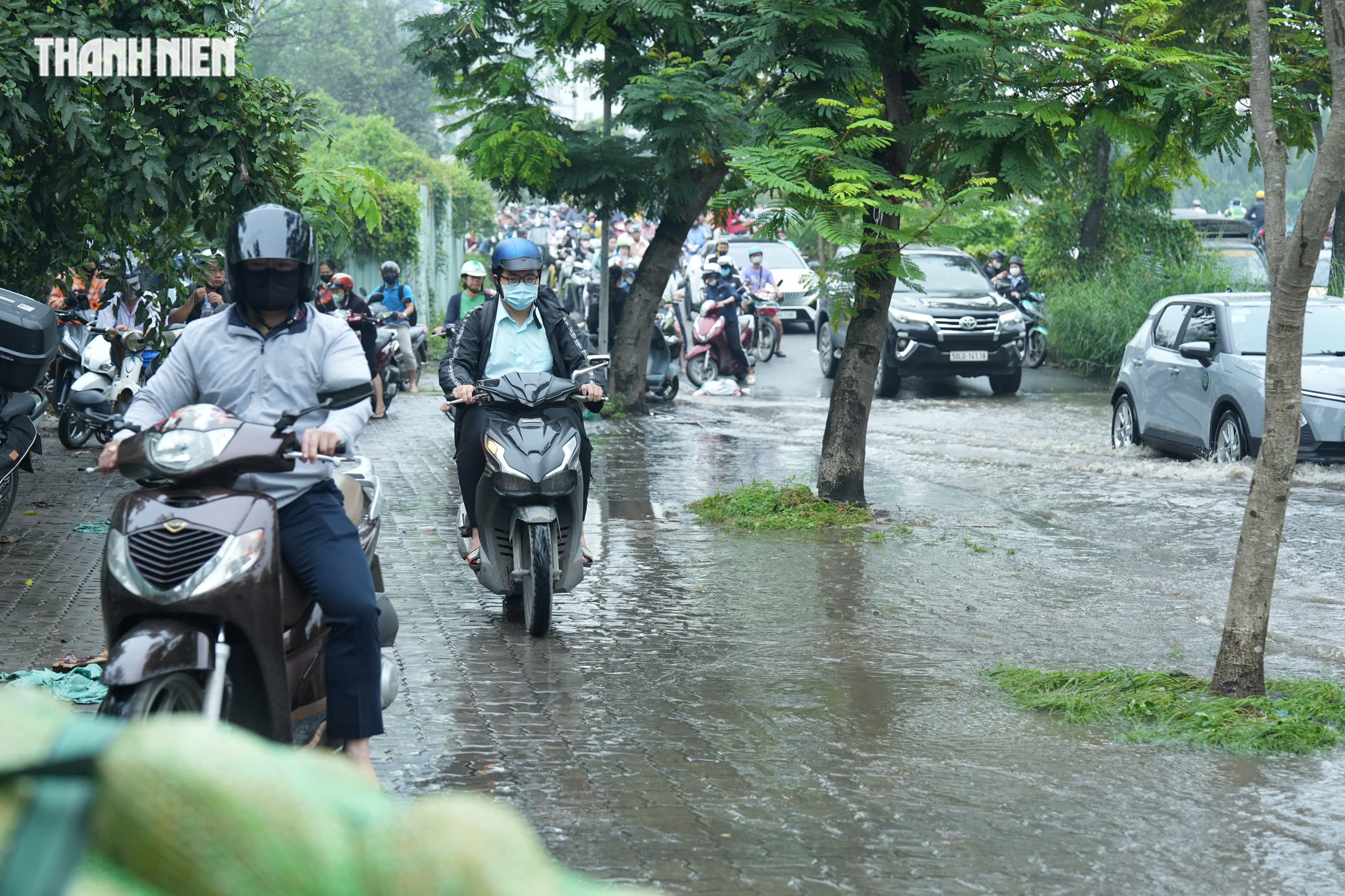 Thời tiết TP.HCM hôm nay 6.11: Triều cường dâng cao, người dân khốn khổ vì ngập nặng - Ảnh 6.