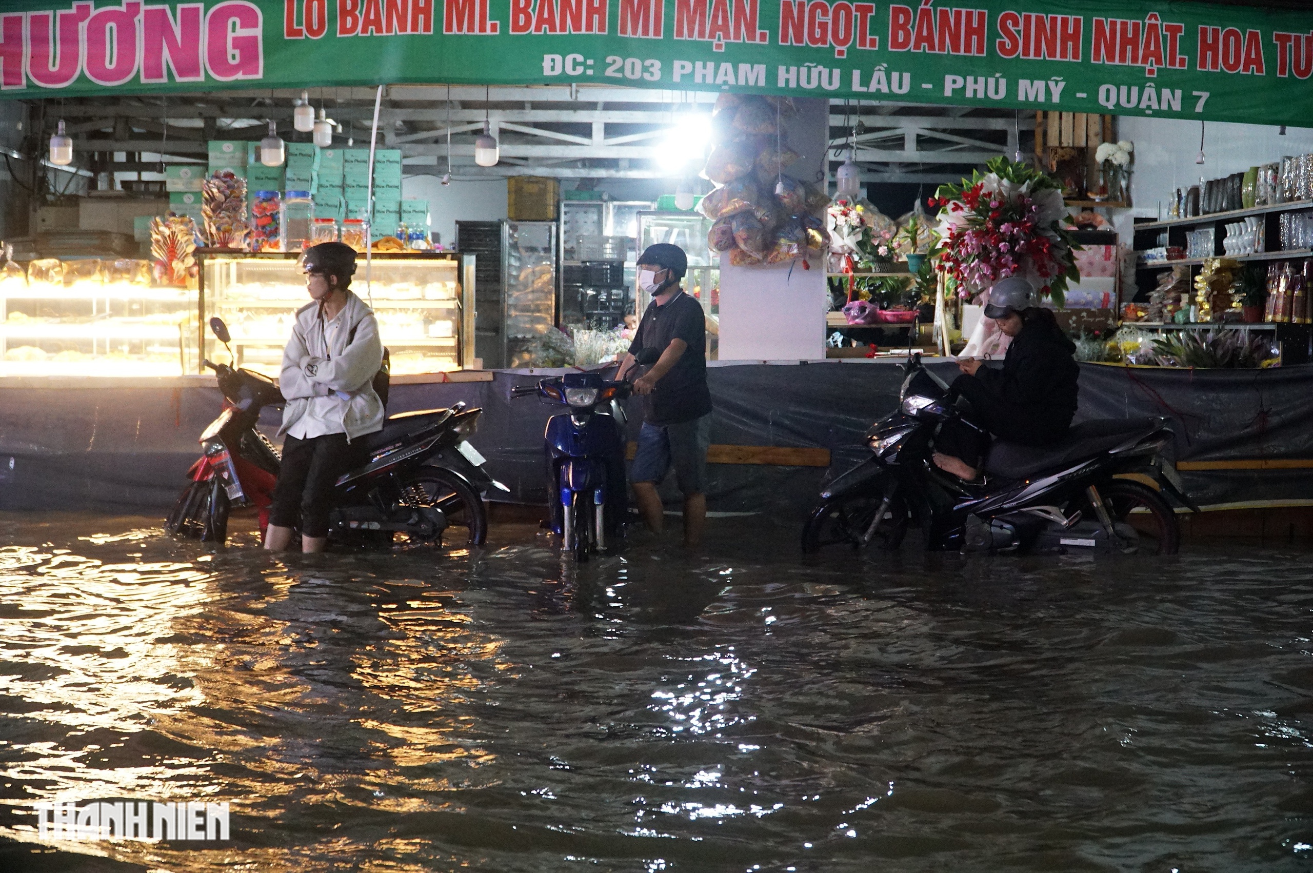 Gần 5 giờ sống cùng triều cường vượt lịch sử ở khu phía nam TP.HCM - Ảnh 5.
