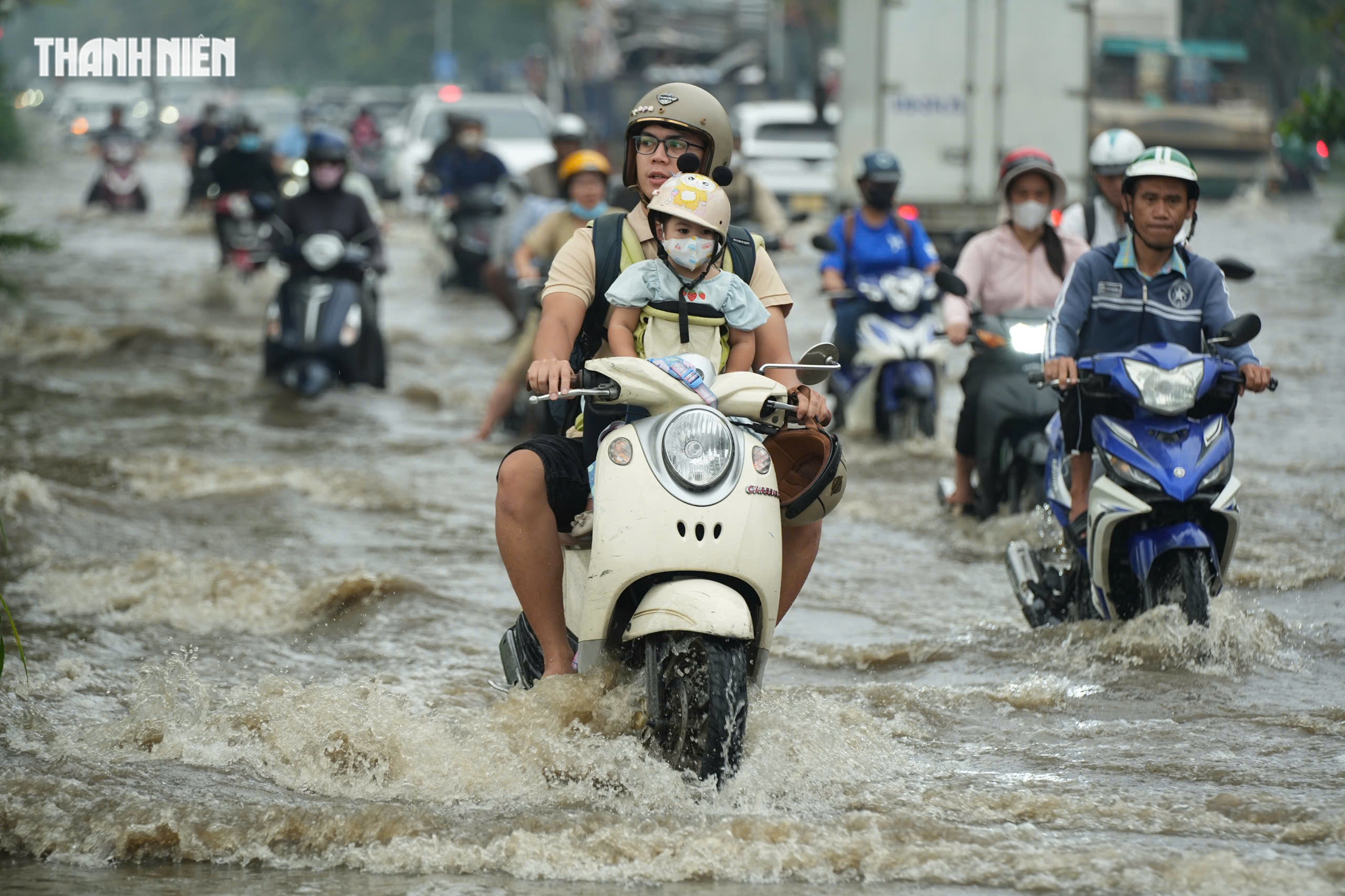 Thời tiết TP.HCM hôm nay 6.11: Triều cường dâng cao, người dân khốn khổ vì ngập nặng - Ảnh 2.