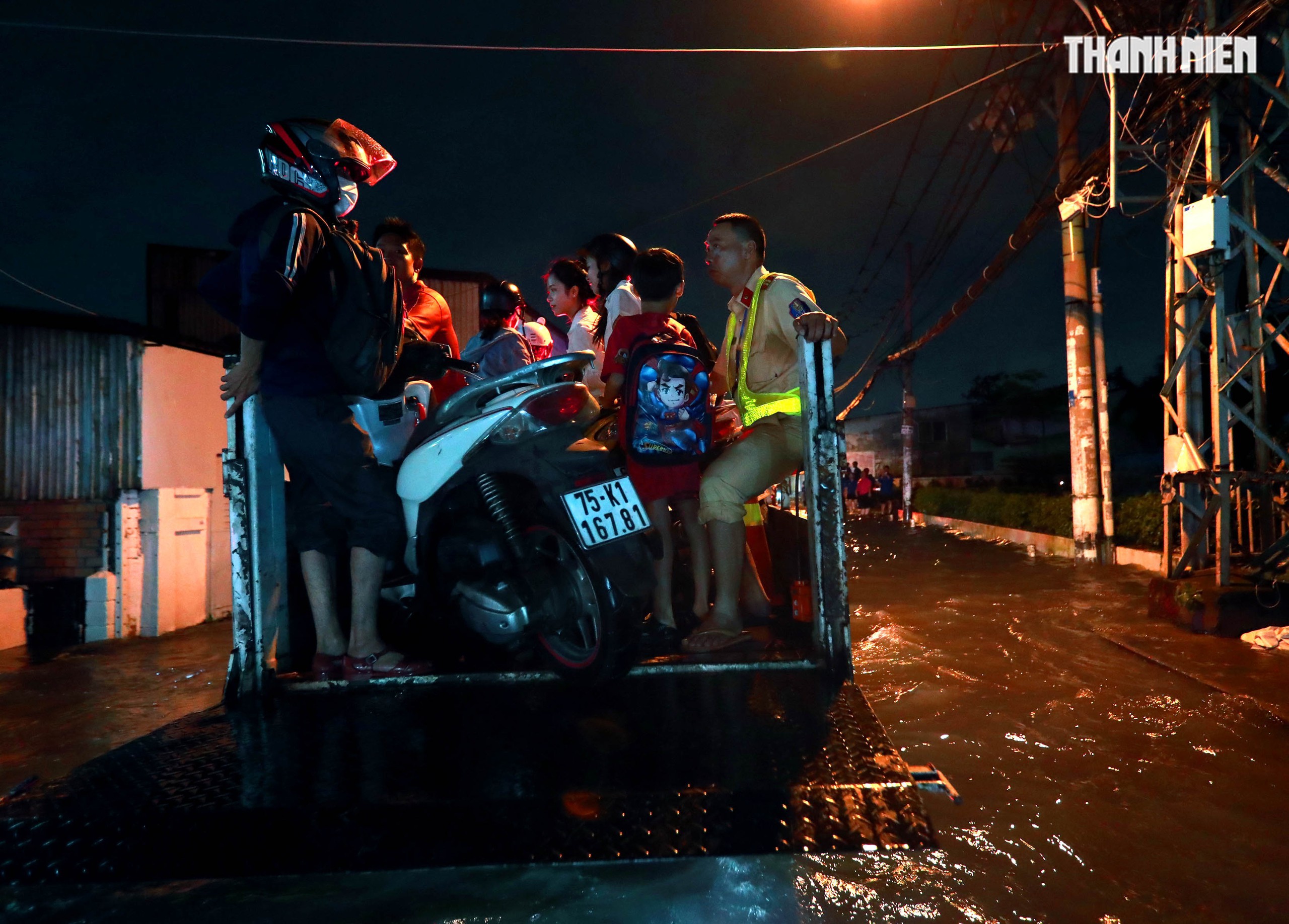 Triều cường ở TP.HCM: Người dân Thanh Đa lại khổ sở chống chọi trong đêm- Ảnh 15. Triều cường ở TP.HCM: Người dân Thanh Đa lại khổ sở chống chọi trong đêm- Ảnh 15.