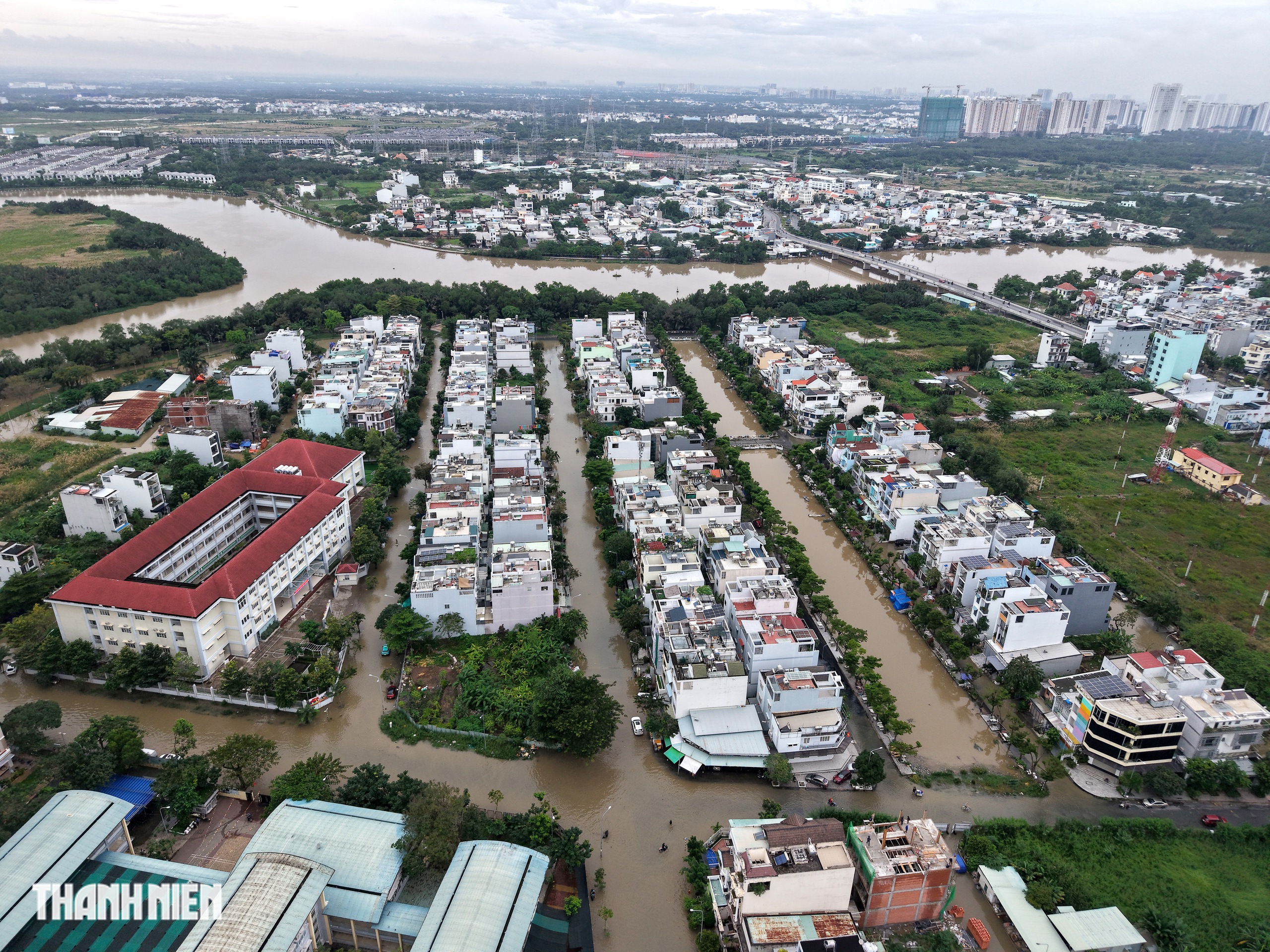 Cảnh triều cường vượt lịch sử ở khu nam TP.HCM nhìn từ trên cao chiều 6.11 - Ảnh 11.