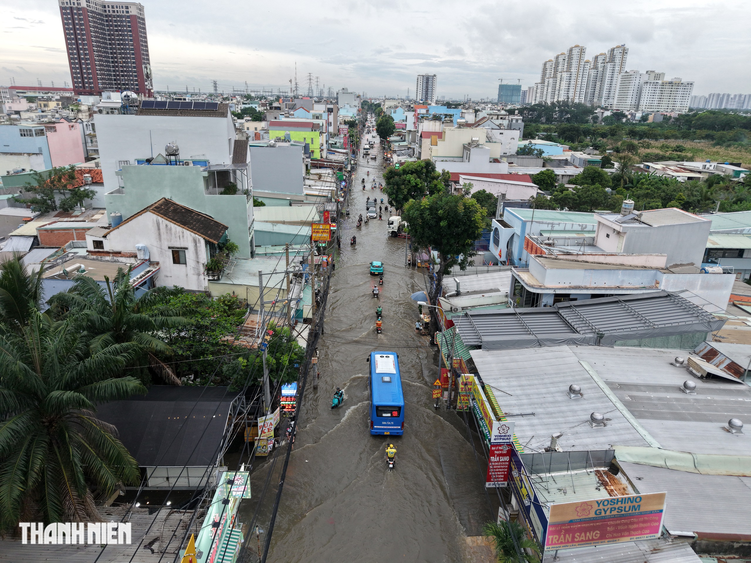 Cảnh triều cường vượt lịch sử ở khu nam TP.HCM nhìn từ trên cao chiều 6.11 - Ảnh 4.