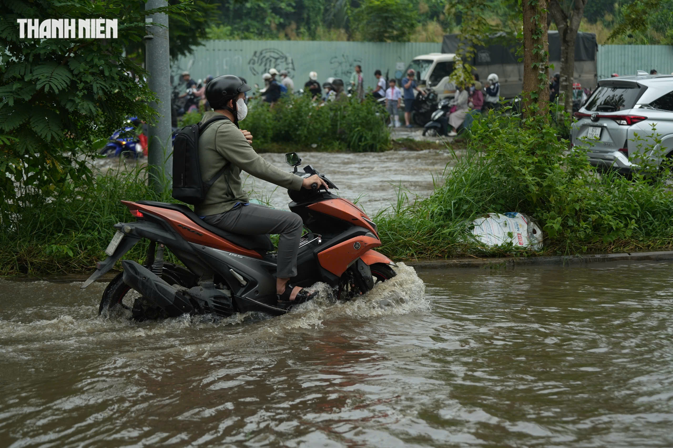 Thời tiết TP.HCM hôm nay 6.11: Triều cường dâng cao, người dân khốn khổ vì ngập nặng - Ảnh 5.