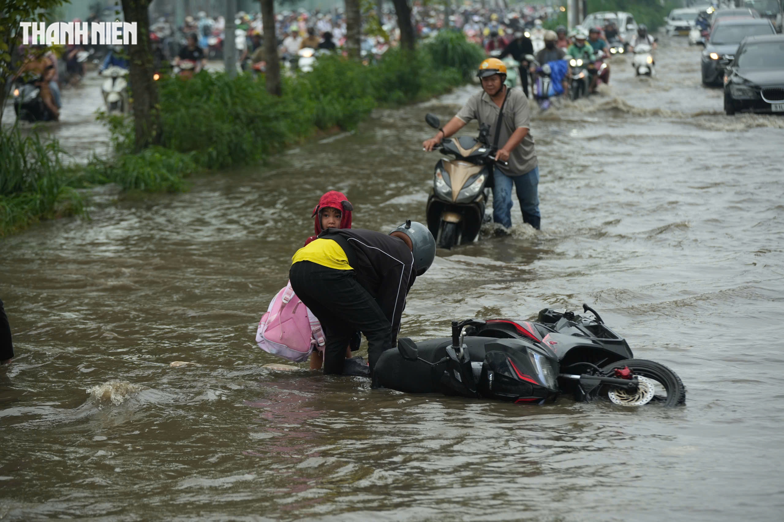 Thời tiết TP.HCM hôm nay 6.11: Triều cường dâng cao, người dân khốn khổ vì ngập nặng - Ảnh 1.
