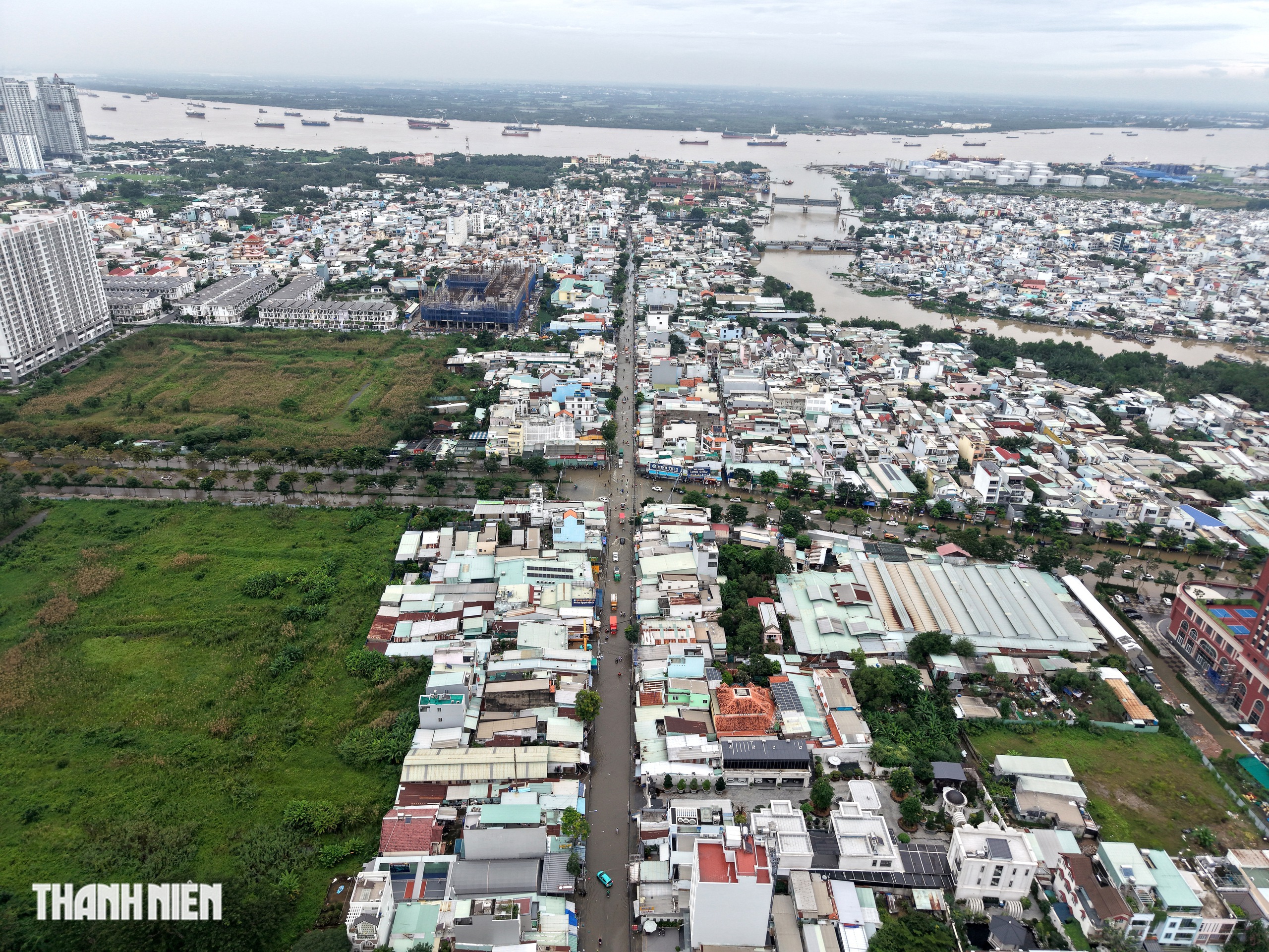 Cảnh triều cường vượt lịch sử ở khu nam TP.HCM nhìn từ trên cao chiều 6.11 - Ảnh 5.