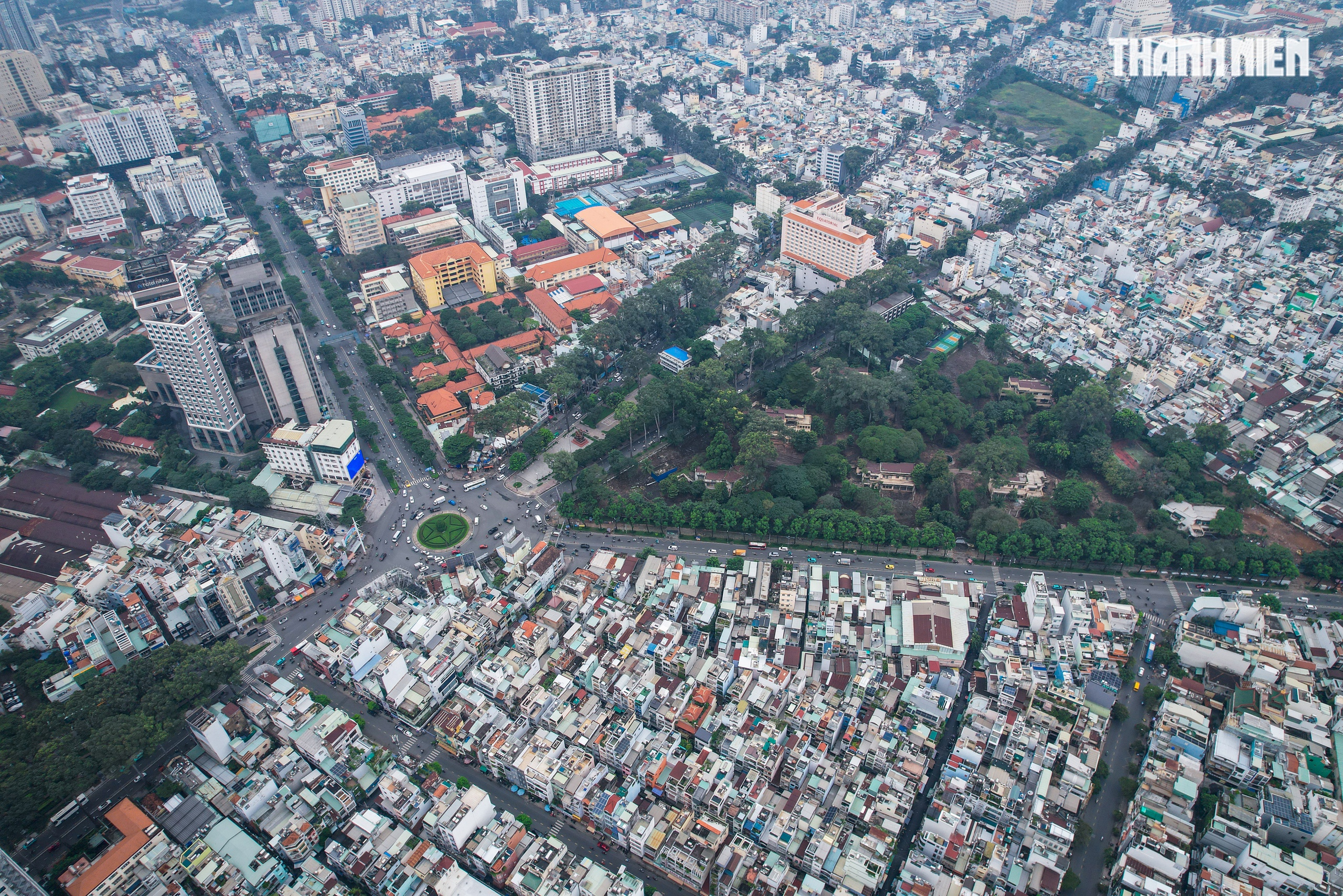 TP.HCM tất bật dọn 'đất vàng' để xây công viên và đài tưởng niệm nạn nhân Covid-19- Ảnh 1. TP.HCM tất bật dọn 'đất vàng' để xây công viên và đài tưởng niệm nạn nhân Covid-19- Ảnh 1.