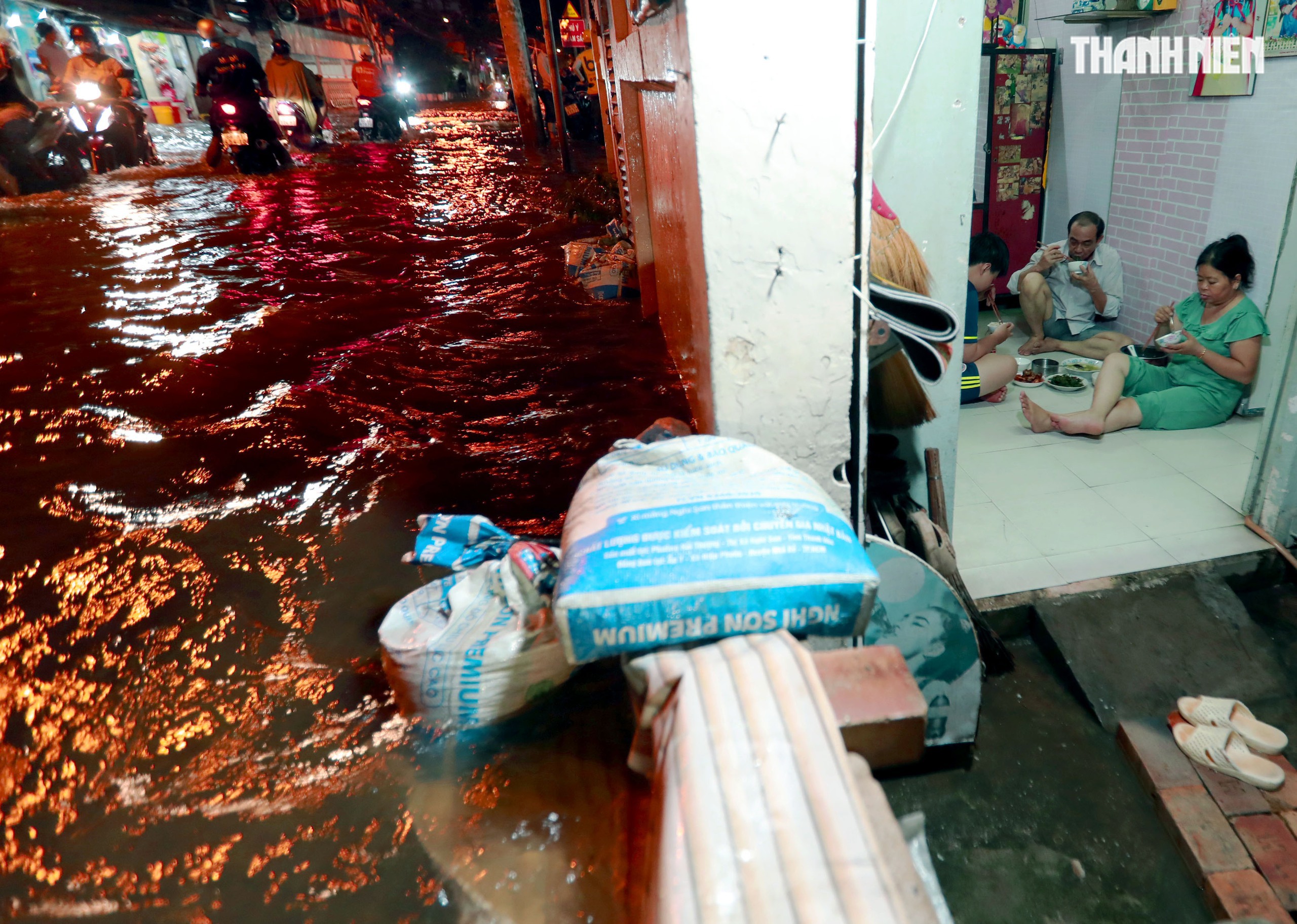 Triều cường ở TP.HCM: Người dân Thanh Đa lại khổ sở chống chọi trong đêm- Ảnh 10. Triều cường ở TP.HCM: Người dân Thanh Đa lại khổ sở chống chọi trong đêm- Ảnh 10.