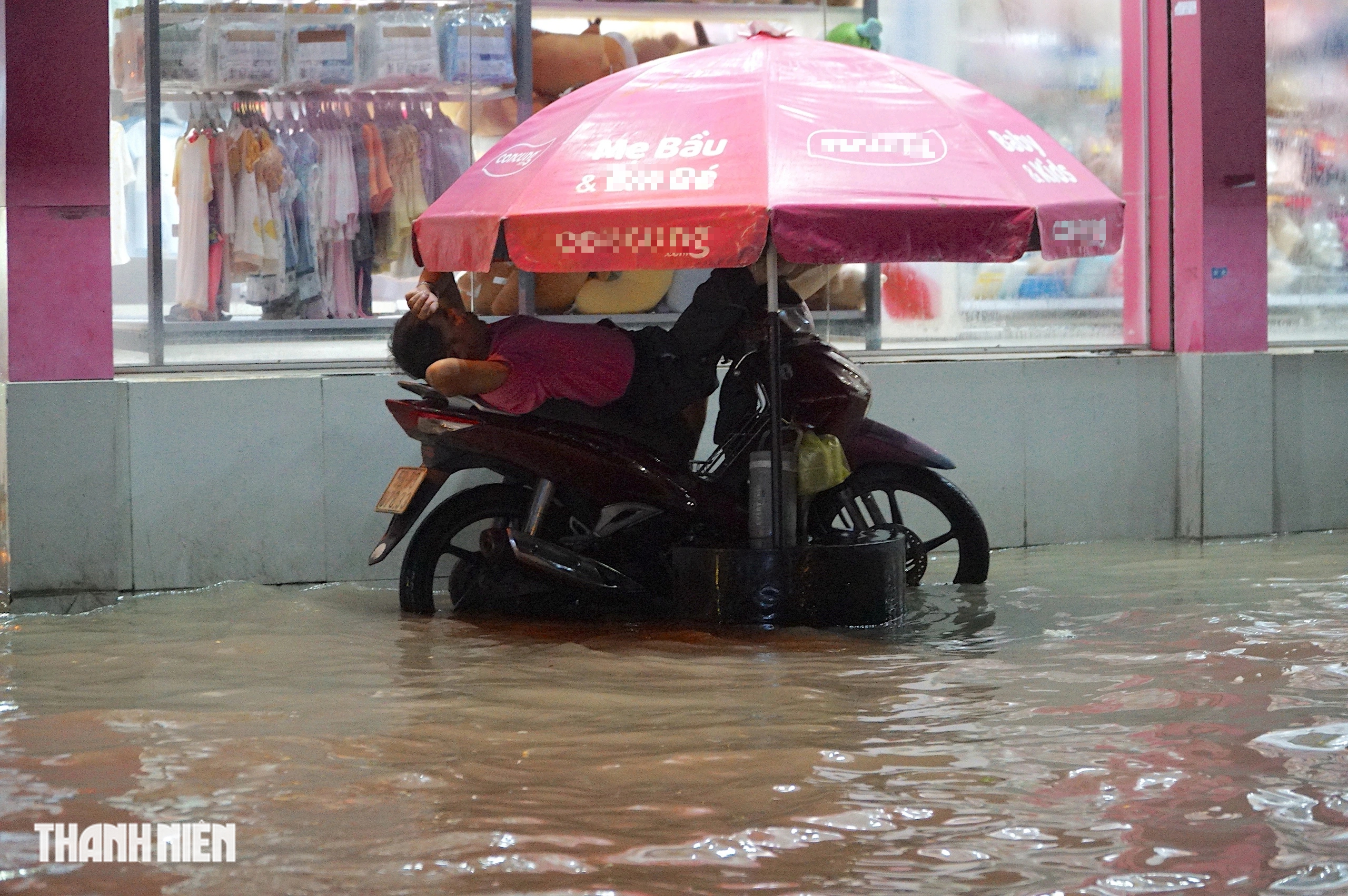 Gần 5 giờ sống cùng triều cường vượt lịch sử ở khu phía nam TP.HCM - Ảnh 9.