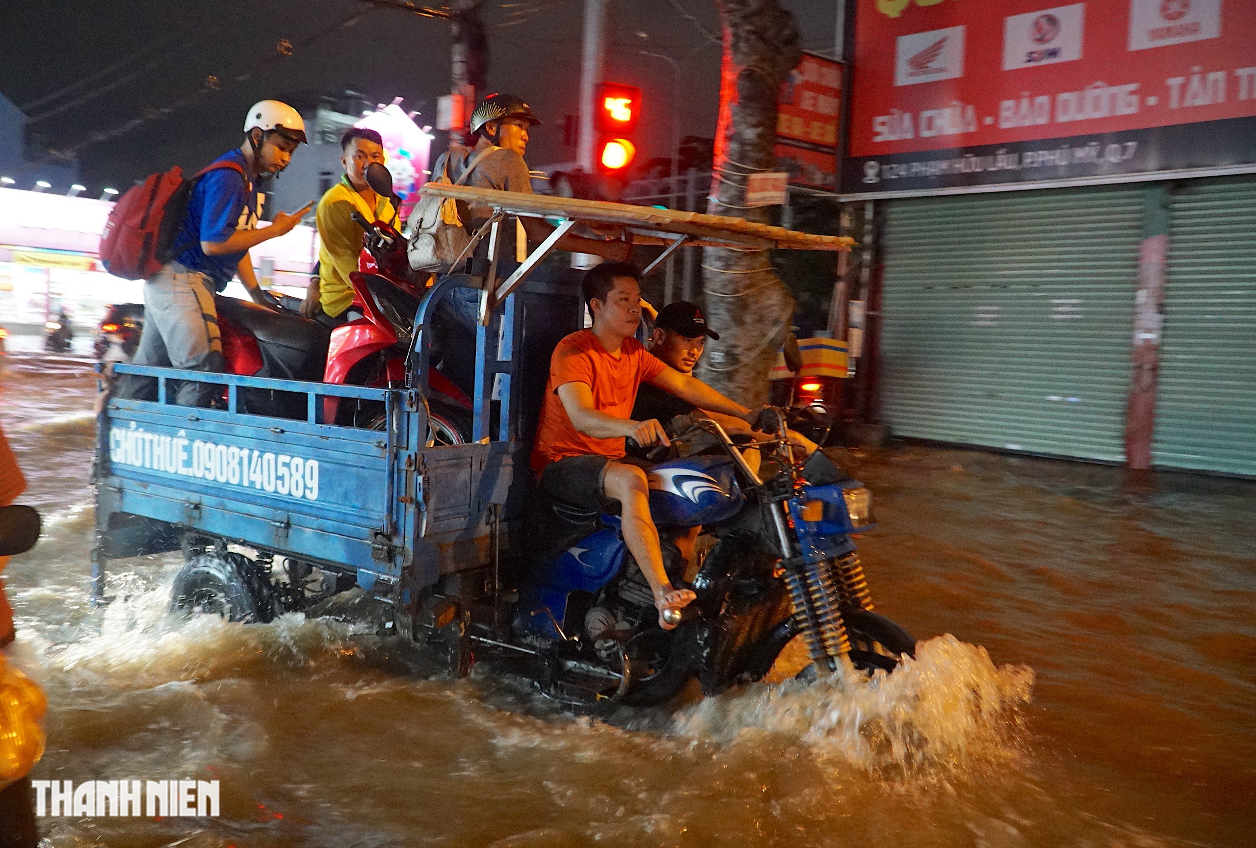 Gần 5 giờ sống cùng triều cường vượt lịch sử ở khu phía nam TP.HCM - Ảnh 10.