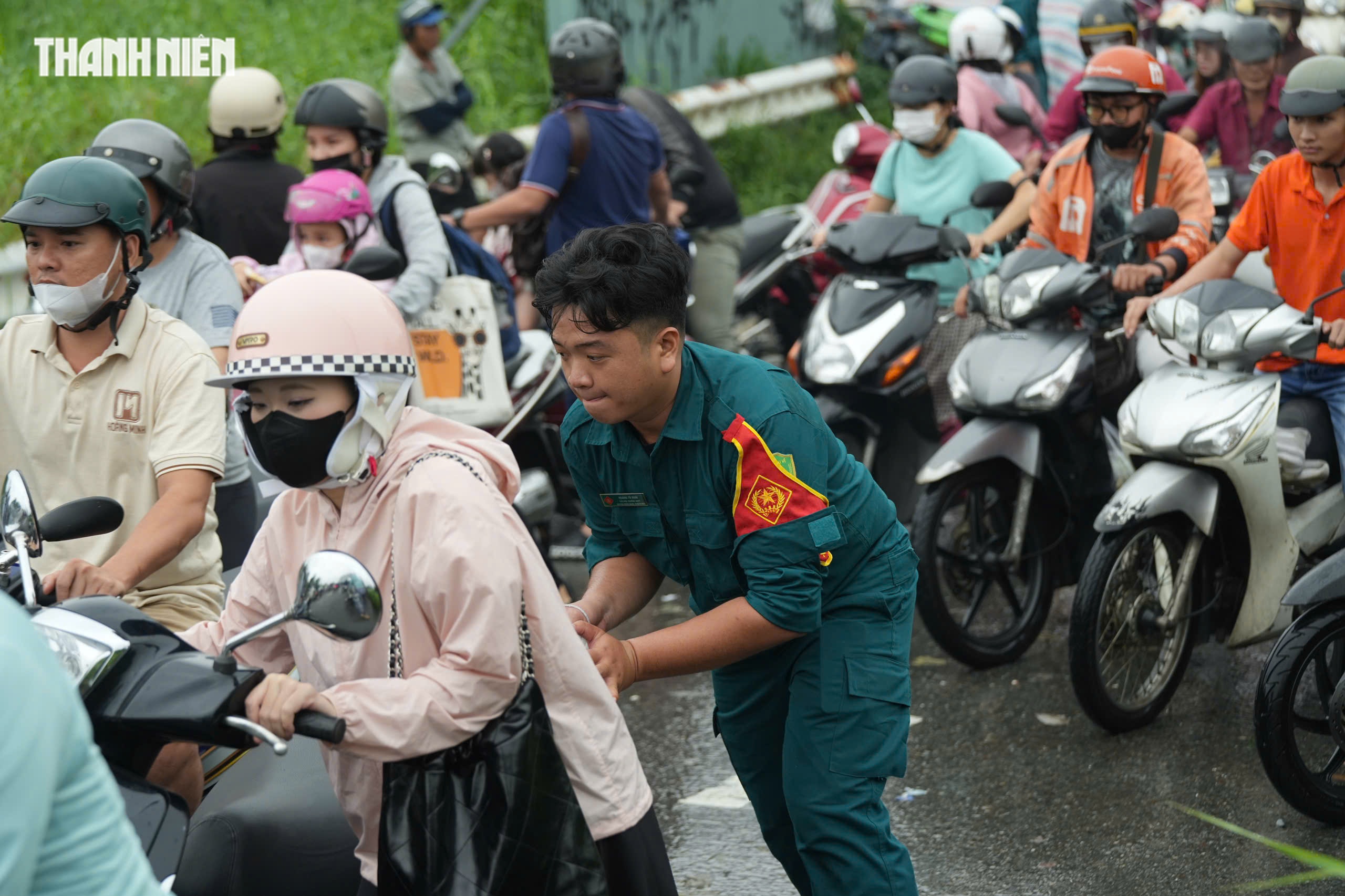 Thời tiết TP.HCM hôm nay 6.11: Triều cường dâng cao, người dân khốn khổ vì ngập nặng - Ảnh 8.