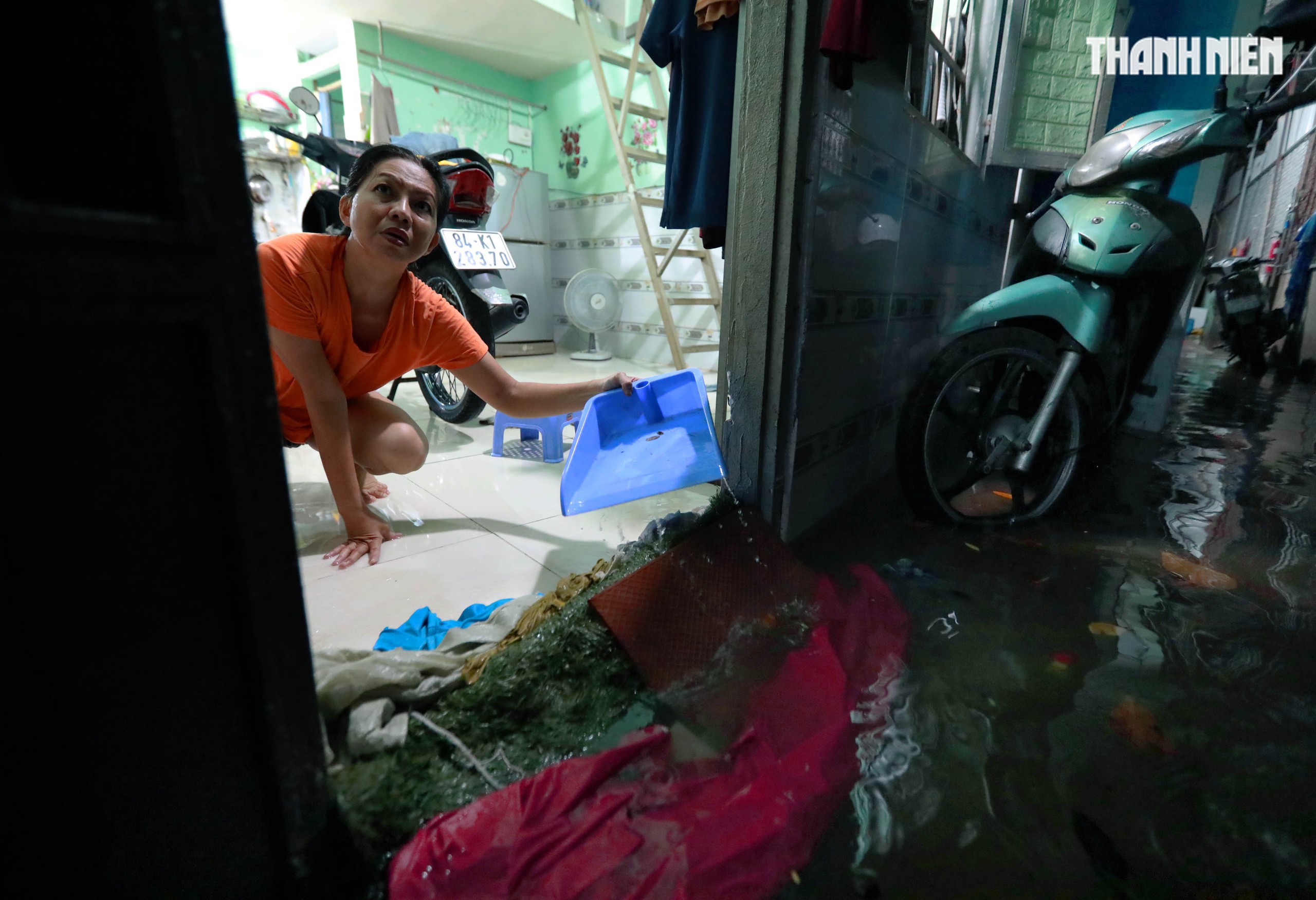 Triều cường ở TP.HCM: Người dân Thanh Đa lại khổ sở chống chọi trong đêm- Ảnh 3. Triều cường ở TP.HCM: Người dân Thanh Đa lại khổ sở chống chọi trong đêm- Ảnh 3.