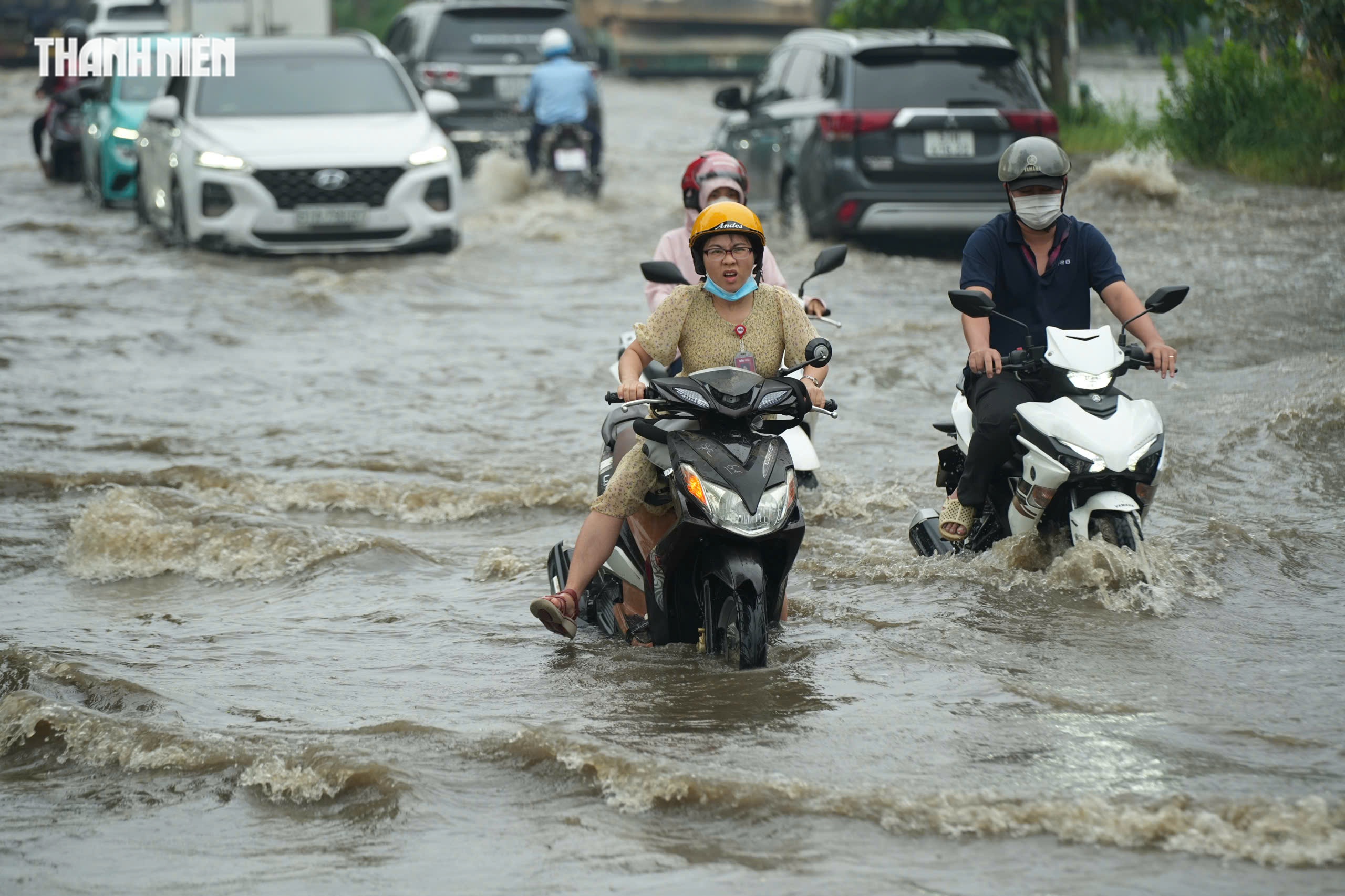 Thời tiết TP.HCM hôm nay 6.11: Triều cường dâng cao, người dân khốn khổ vì ngập nặng - Ảnh 3.