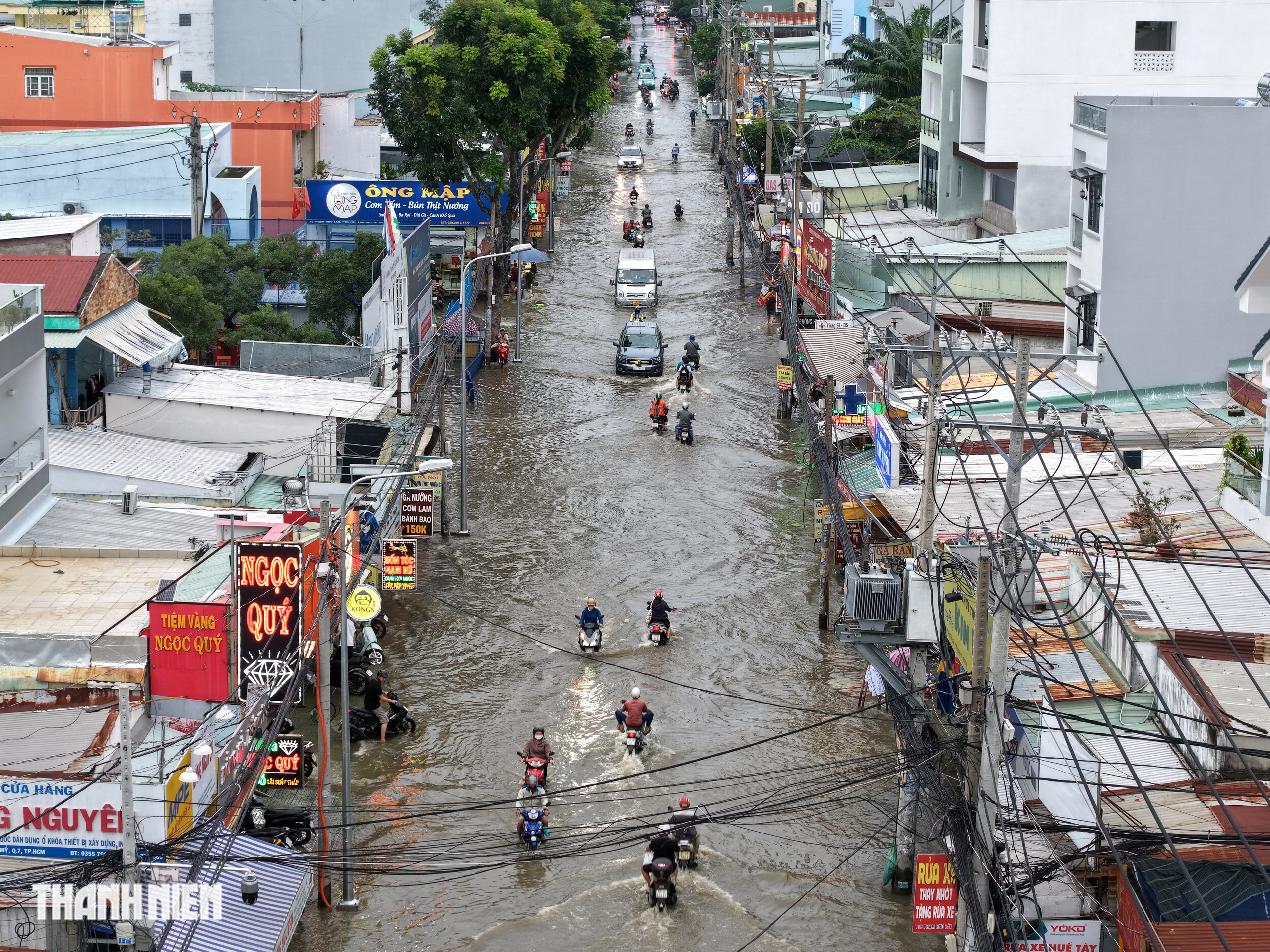 Cảnh triều cường vượt lịch sử ở khu nam TP.HCM nhìn từ trên cao chiều 6.11 - Ảnh 3.