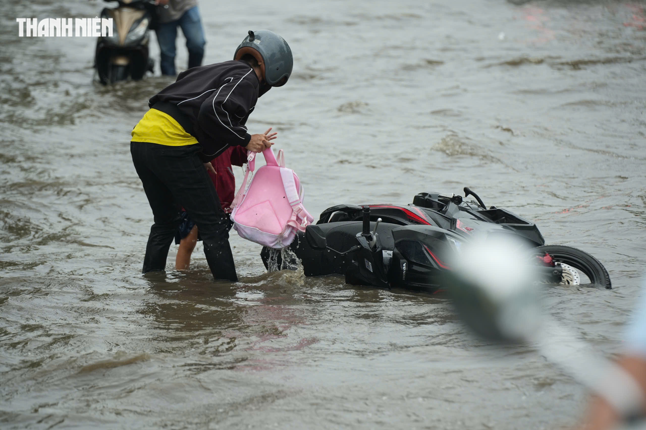 Thời tiết TP.HCM hôm nay 6.11: Triều cường dâng cao, người dân khốn khổ vì ngập nặng - Ảnh 9.