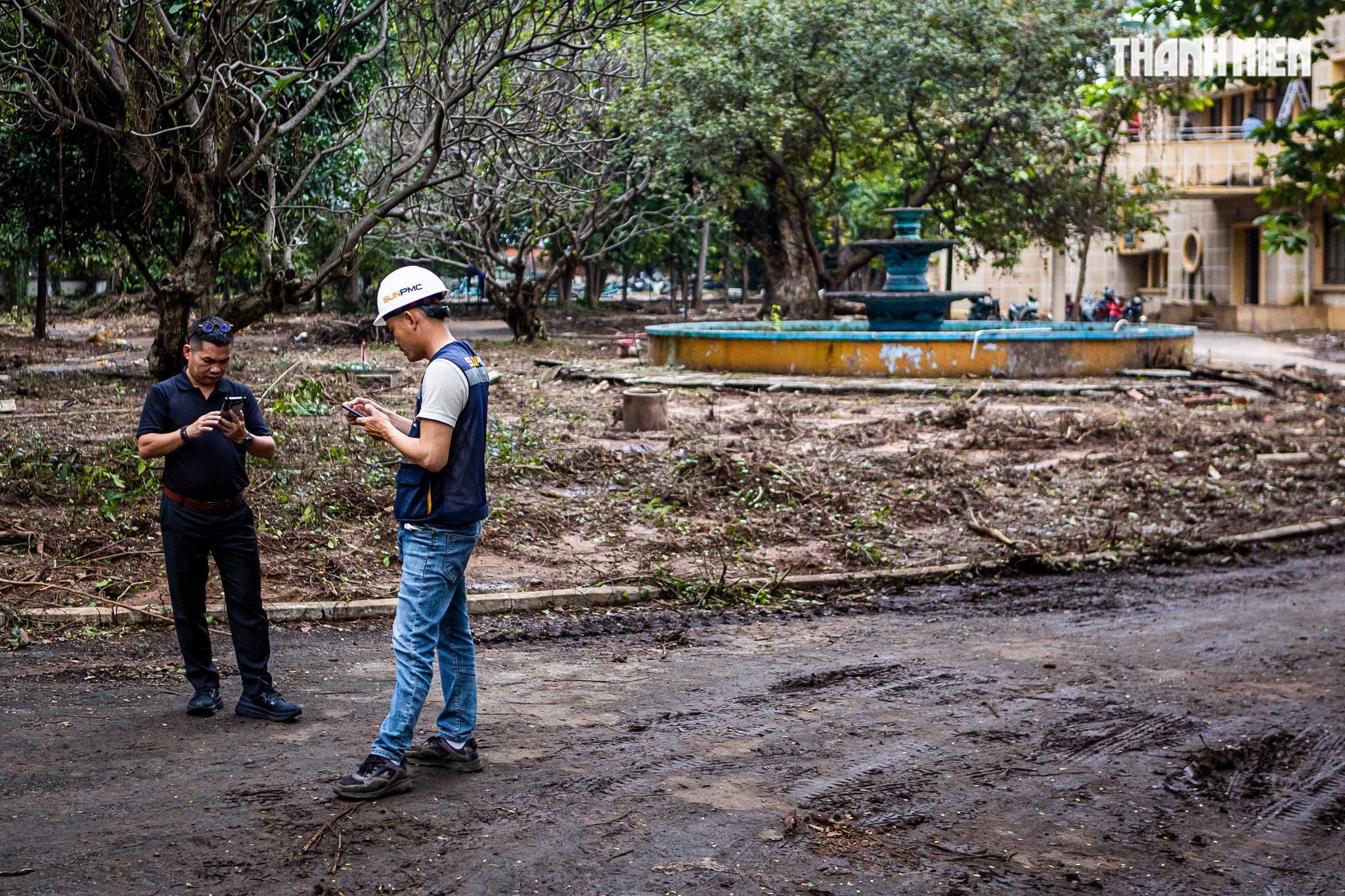 TP.HCM tất bật dọn 'đất vàng' để xây công viên và đài tưởng niệm nạn nhân Covid-19- Ảnh 8. TP.HCM tất bật dọn 'đất vàng' để xây công viên và đài tưởng niệm nạn nhân Covid-19- Ảnh 8.