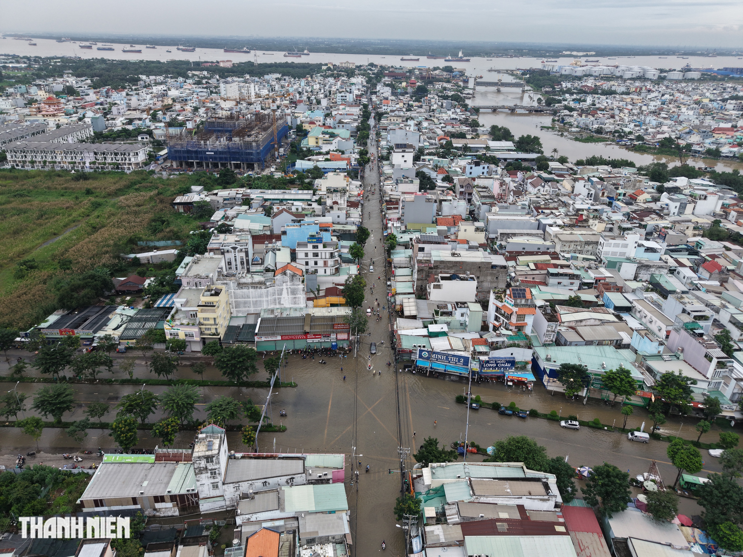 Cảnh triều cường vượt lịch sử ở khu nam TP.HCM nhìn từ trên cao chiều 6.11 - Ảnh 6.