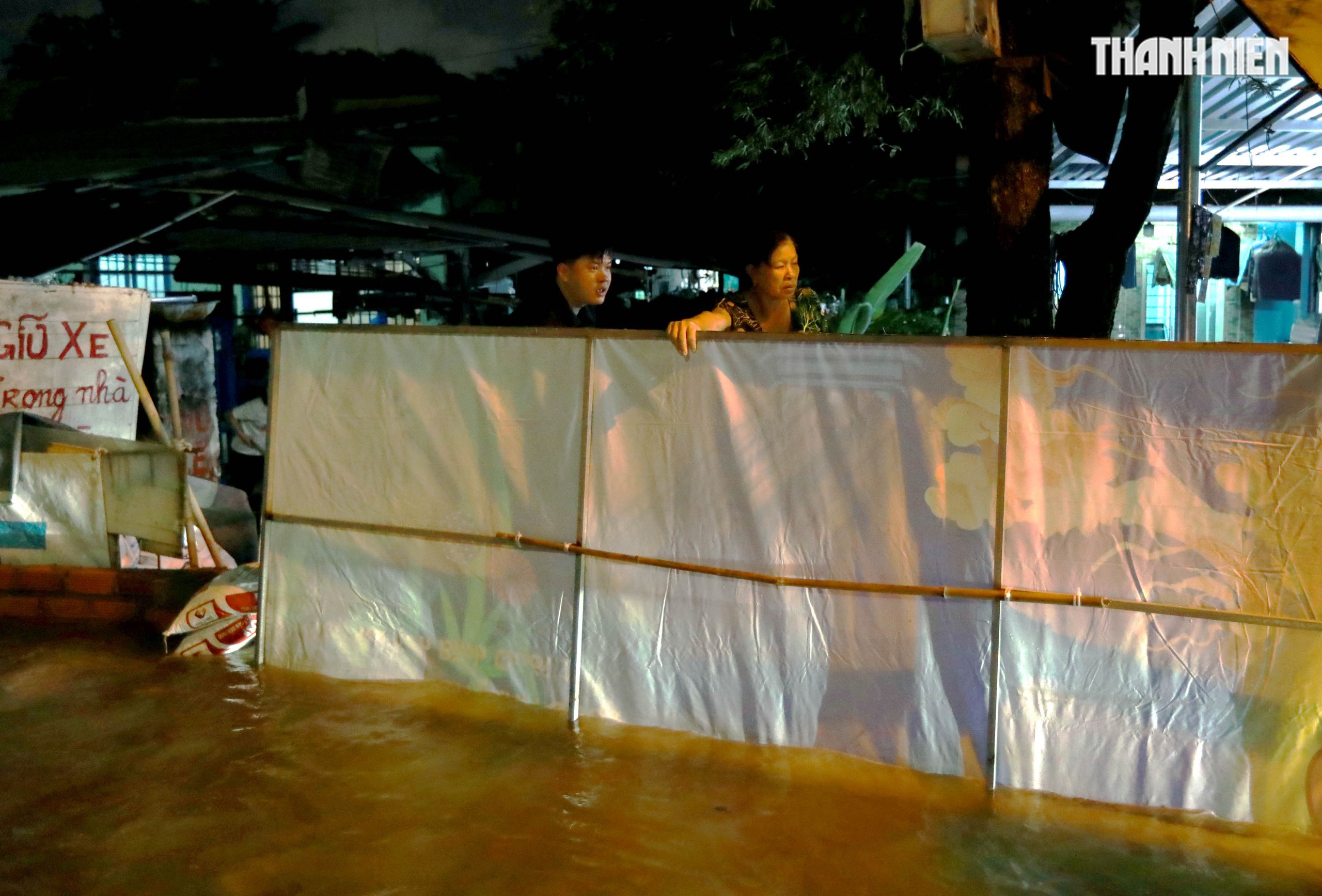 Triều cường ở TP.HCM: Người dân Thanh Đa lại khổ sở chống chọi trong đêm- Ảnh 11. Triều cường ở TP.HCM: Người dân Thanh Đa lại khổ sở chống chọi trong đêm- Ảnh 11.