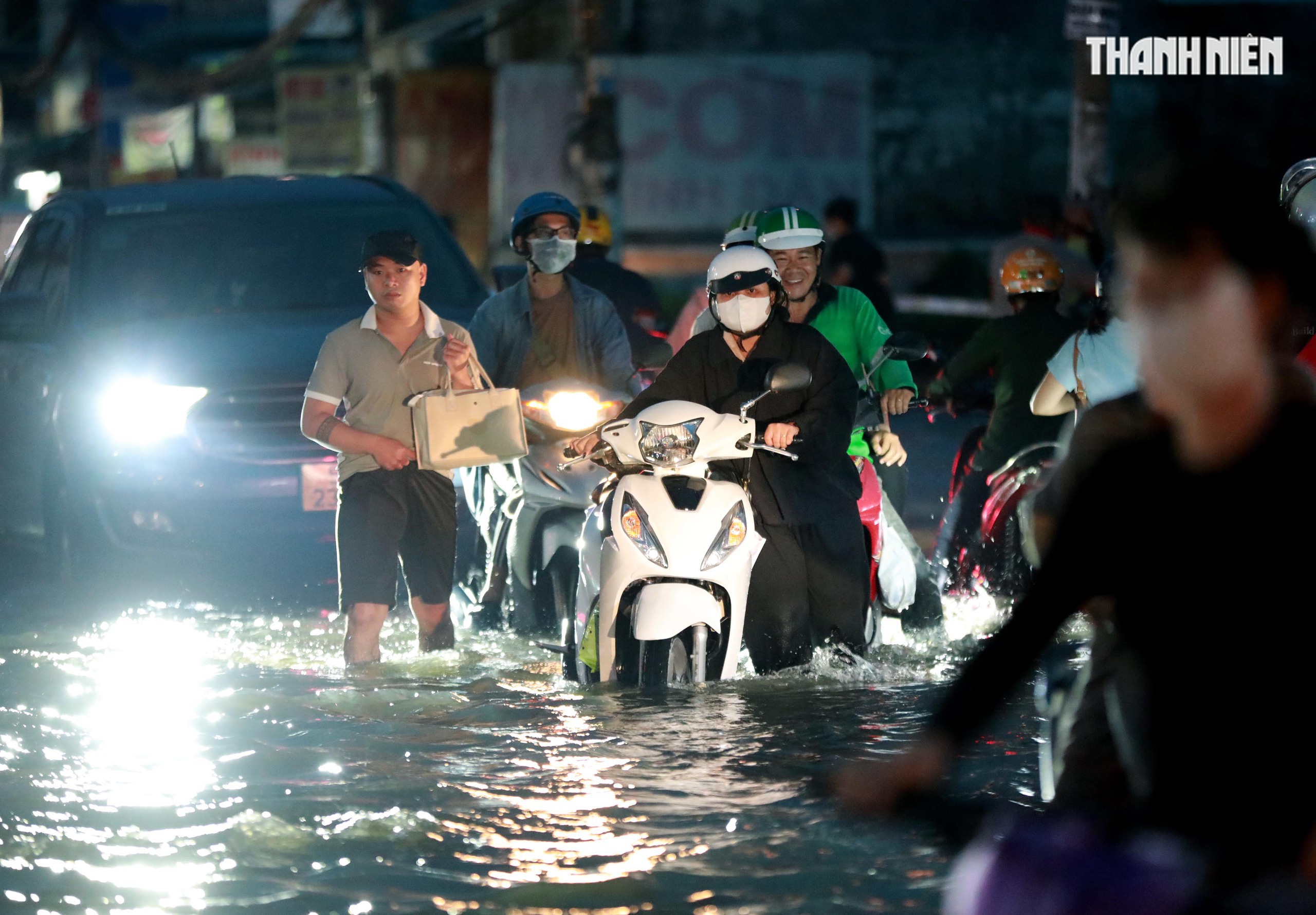 Triều cường ở TP.HCM: Người dân Thanh Đa lại khổ sở chống chọi trong đêm- Ảnh 14. Triều cường ở TP.HCM: Người dân Thanh Đa lại khổ sở chống chọi trong đêm- Ảnh 14.