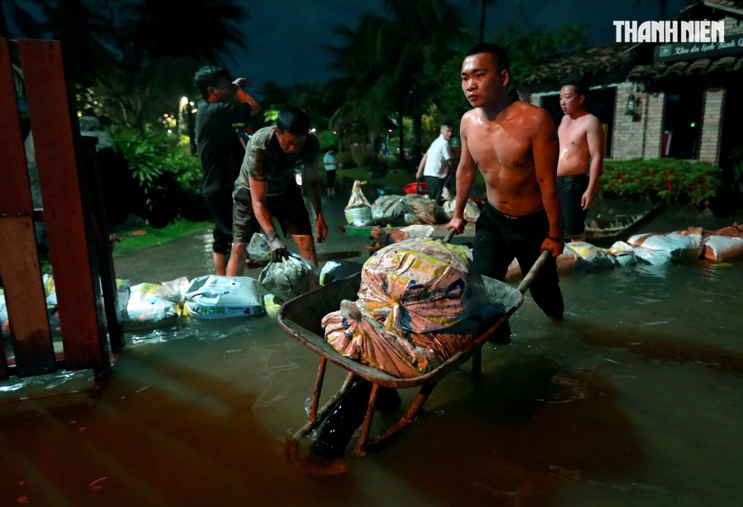 Triều cường ở TP.HCM: Người dân Thanh Đa lại khổ sở chống chọi trong đêm- Ảnh 2. Triều cường ở TP.HCM: Người dân Thanh Đa lại khổ sở chống chọi trong đêm- Ảnh 2.