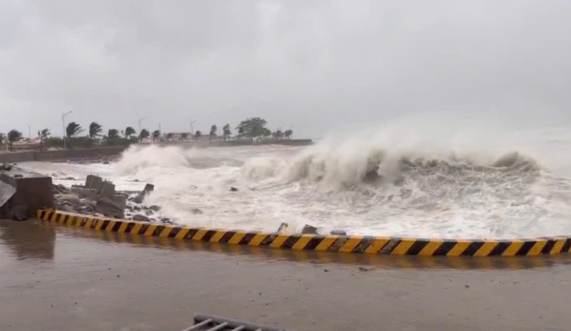 Bão Kalmaegi đổ bộ Quảng Ngãi, 3 người mất tích trên biển đặc khu Lý Sơn - Ảnh 2.