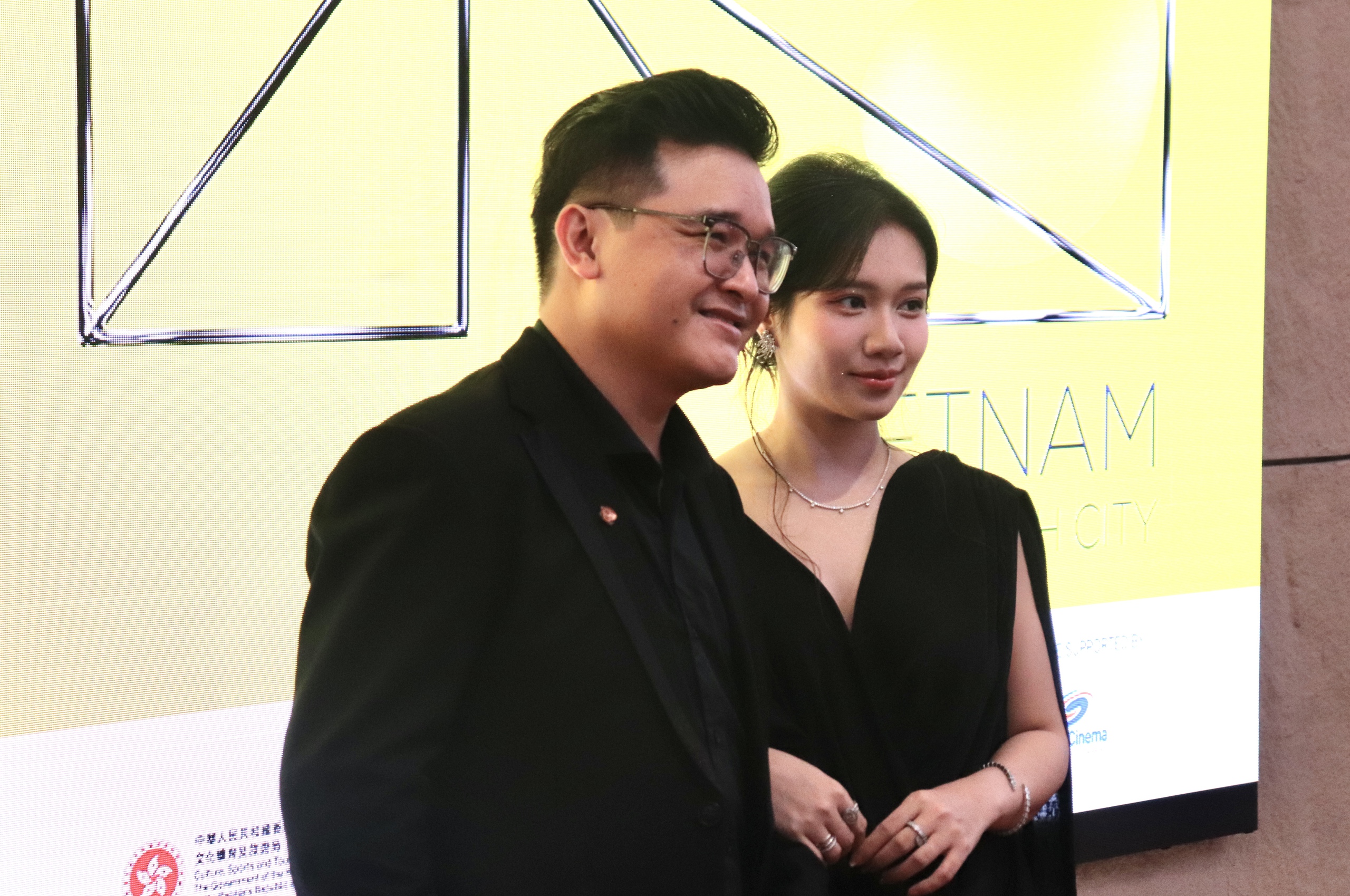 Hồng Kim Bảo sánh bước bên vợ hoa hậu trên thảm đỏ ở TP.HCM - Ảnh 9.