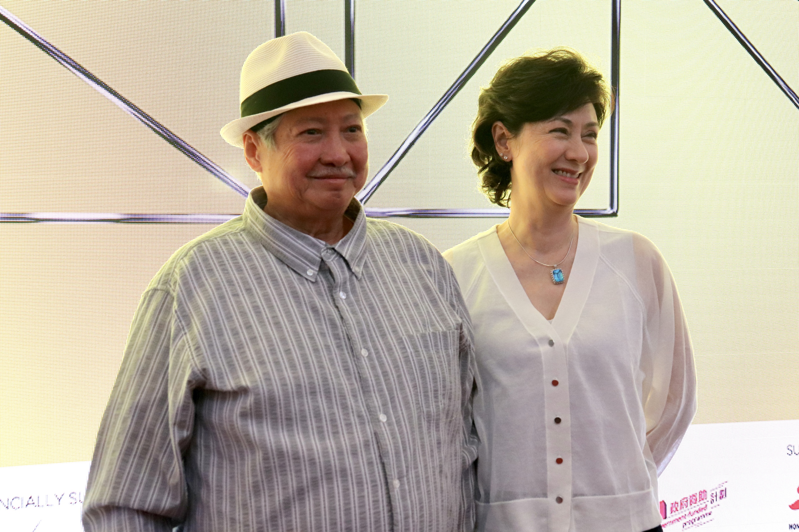 Hồng Kim Bảo sánh bước bên vợ hoa hậu trên thảm đỏ ở TP.HCM - Ảnh 2.