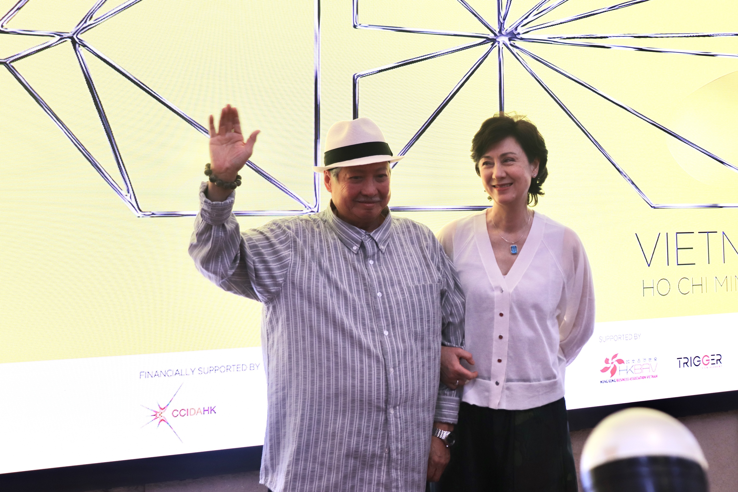 Hồng Kim Bảo sánh bước bên vợ hoa hậu trên thảm đỏ ở TP.HCM - Ảnh 3.