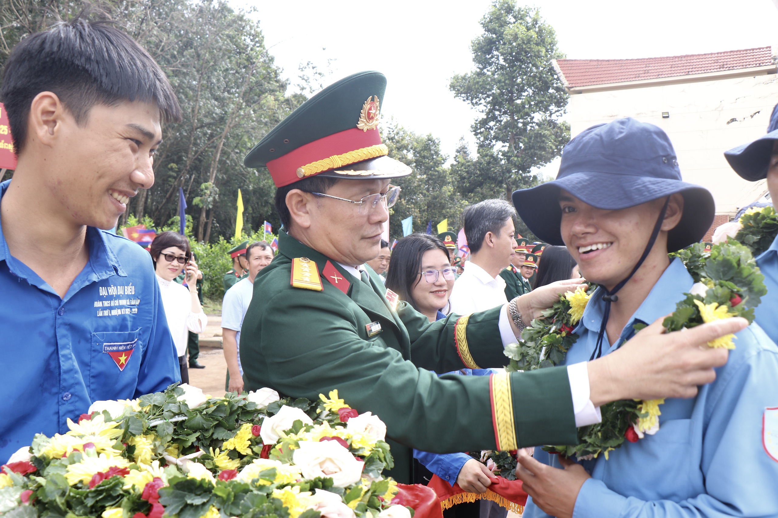 Quân khu 7 xuất quân tìm 825 mộ liệt sĩ tại Campuchia mùa khô 2025 - 2026- Ảnh 1. Quân khu 7 xuất quân tìm 825 mộ liệt sĩ tại Campuchia mùa khô 2025 - 2026- Ảnh 1.