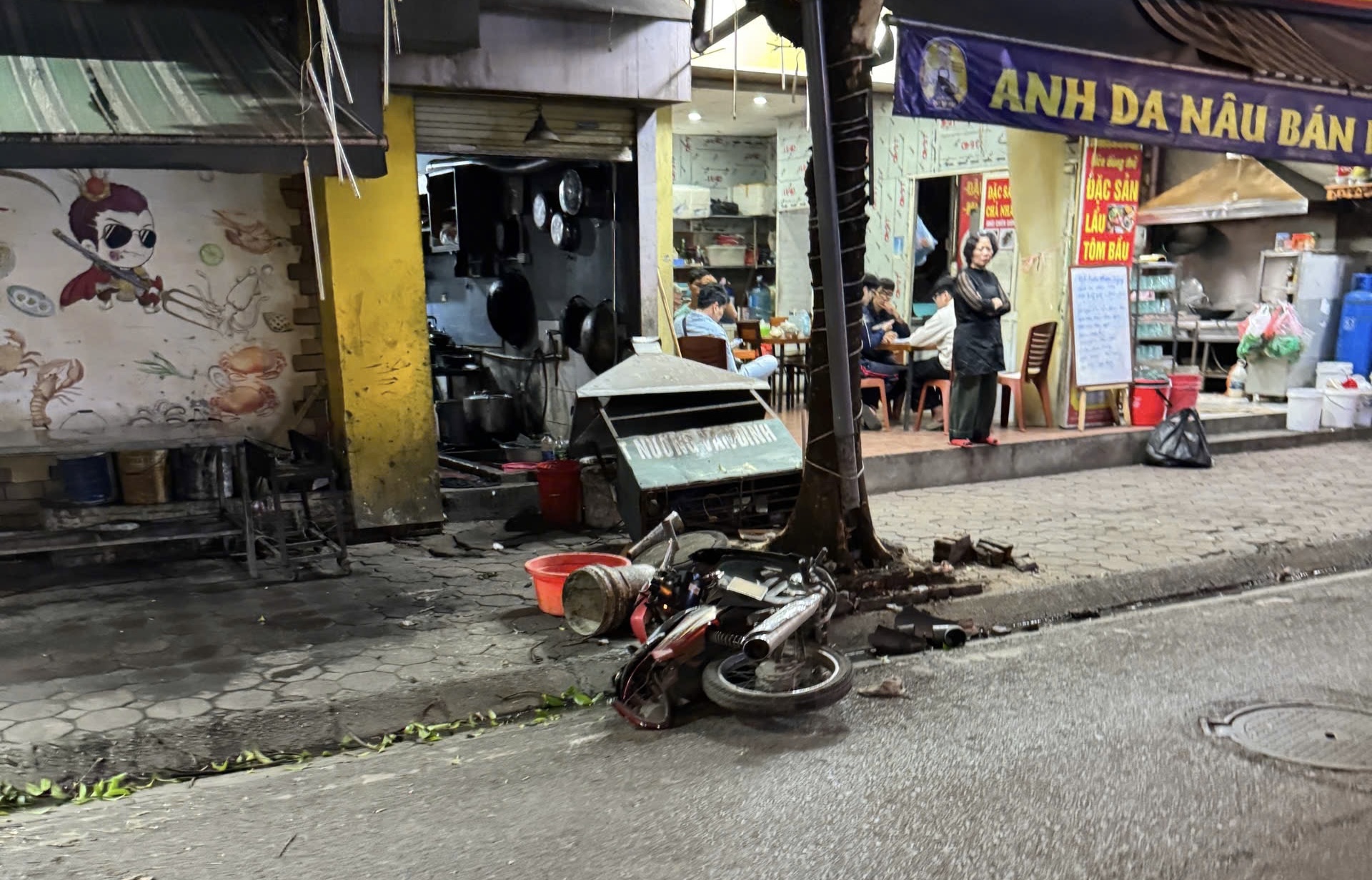 Xe tải gây tai nạn liên hoàn khiến 2 người bị thương rồi bỏ chạy- Ảnh 2.