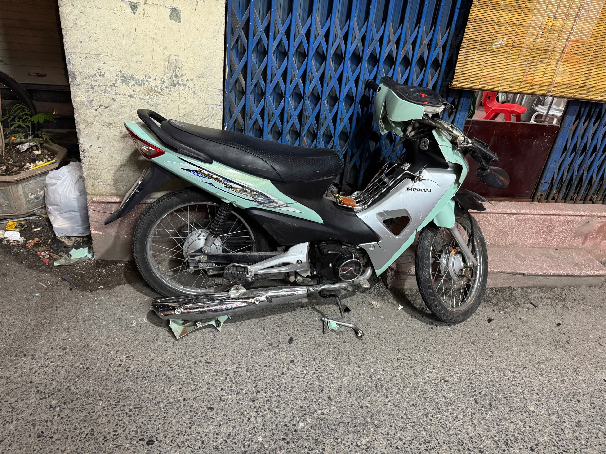 Xe tải gây tai nạn liên hoàn khiến 2 người bị thương rồi bỏ chạy- Ảnh 3.