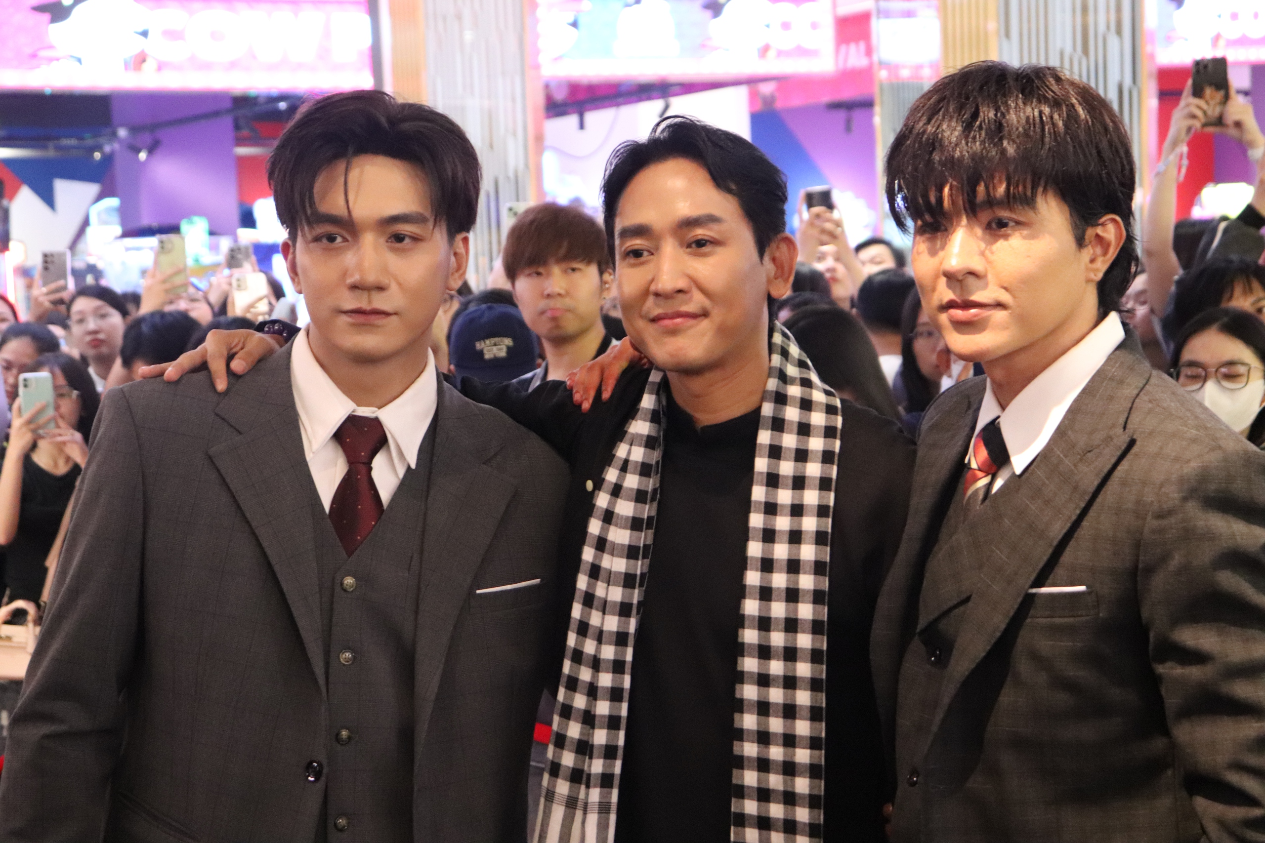 Hồng Kim Bảo sánh bước bên vợ hoa hậu trên thảm đỏ ở TP.HCM - Ảnh 8.