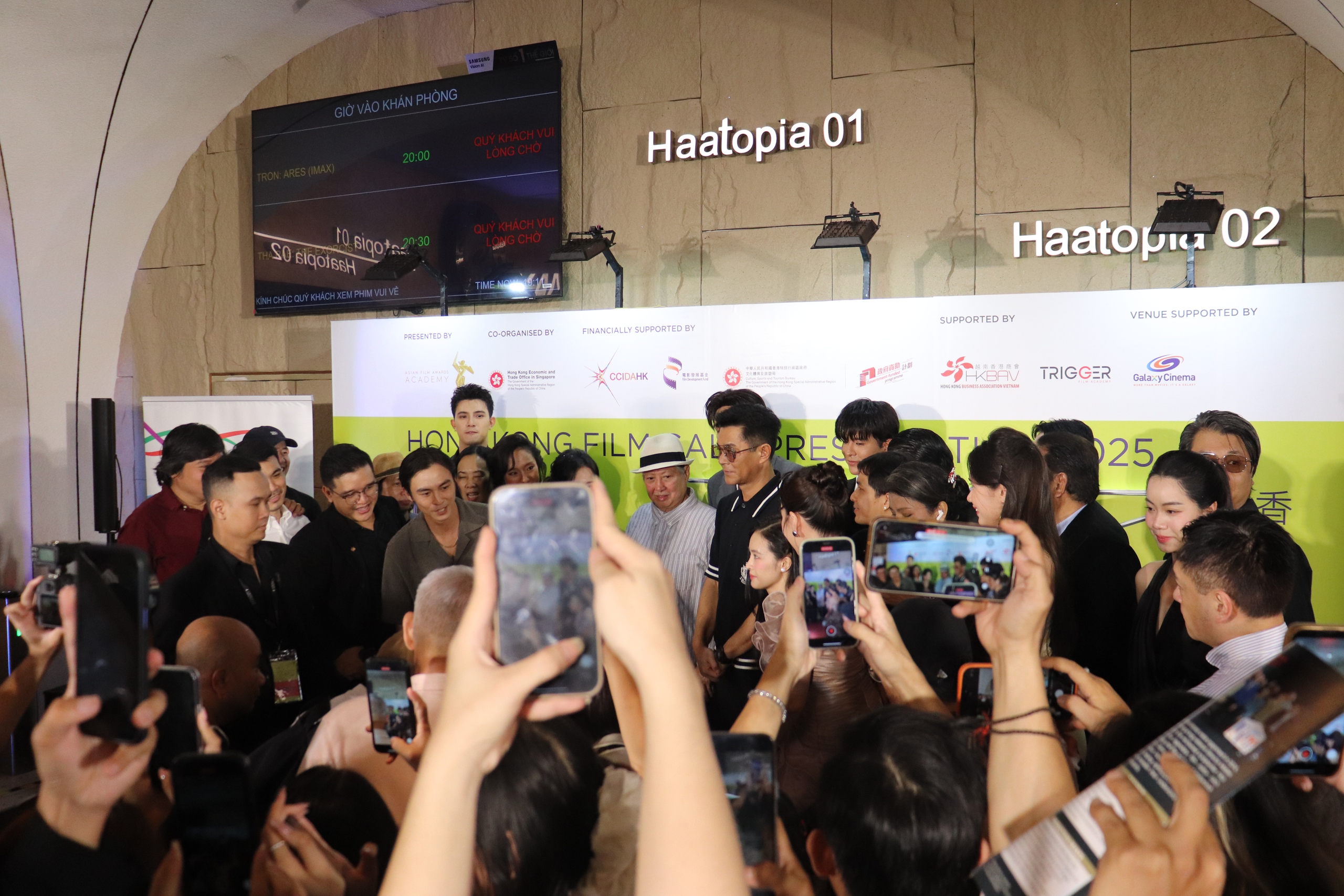 Hồng Kim Bảo sánh bước bên vợ hoa hậu trên thảm đỏ ở TP.HCM - Ảnh 10.