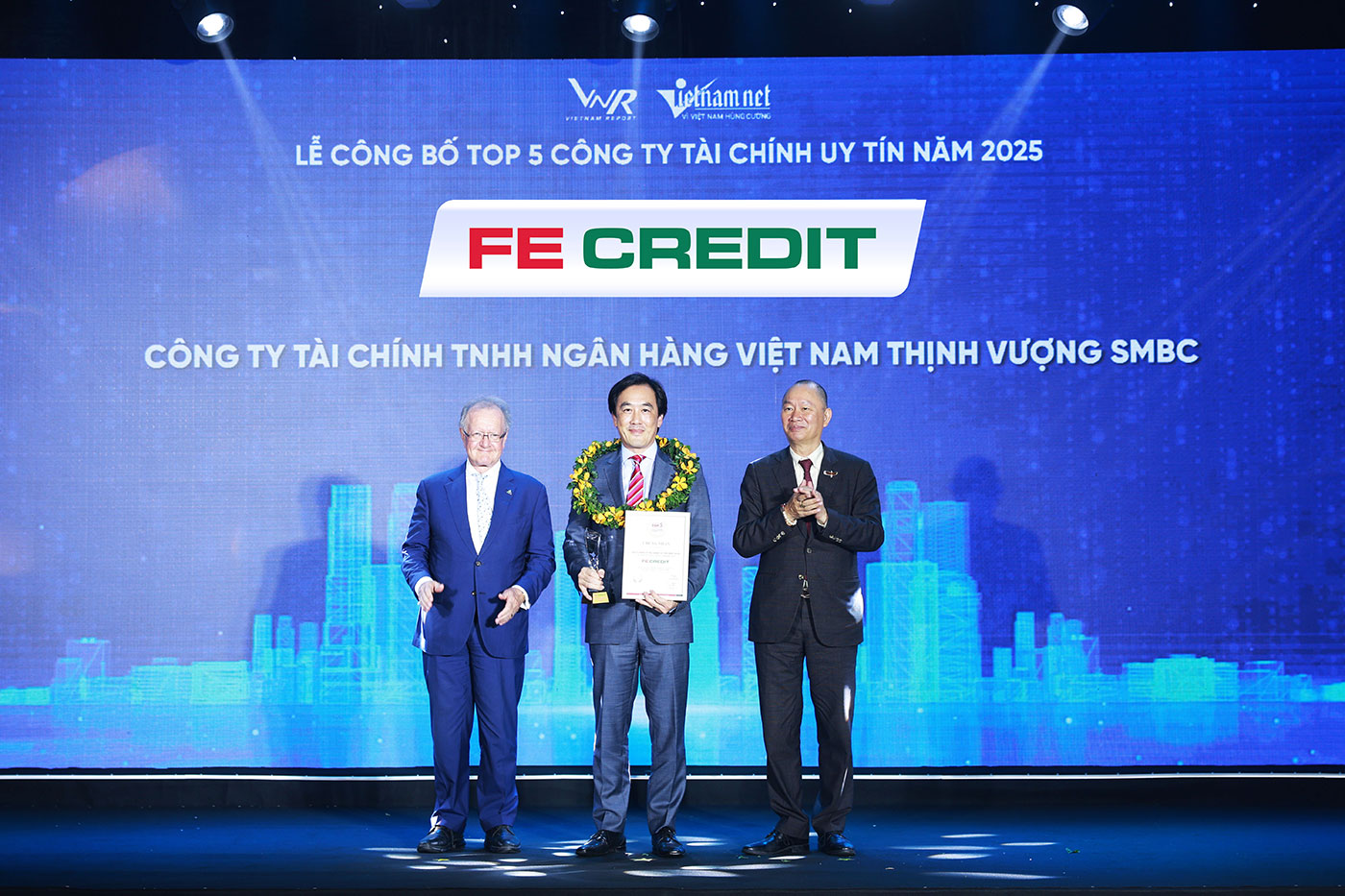 FE CREDIT - 15 năm tự hào, tiếp sức triệu ước mơ- Ảnh 2. FE CREDIT - 15 năm tự hào, tiếp sức triệu ước mơ- Ảnh 2.