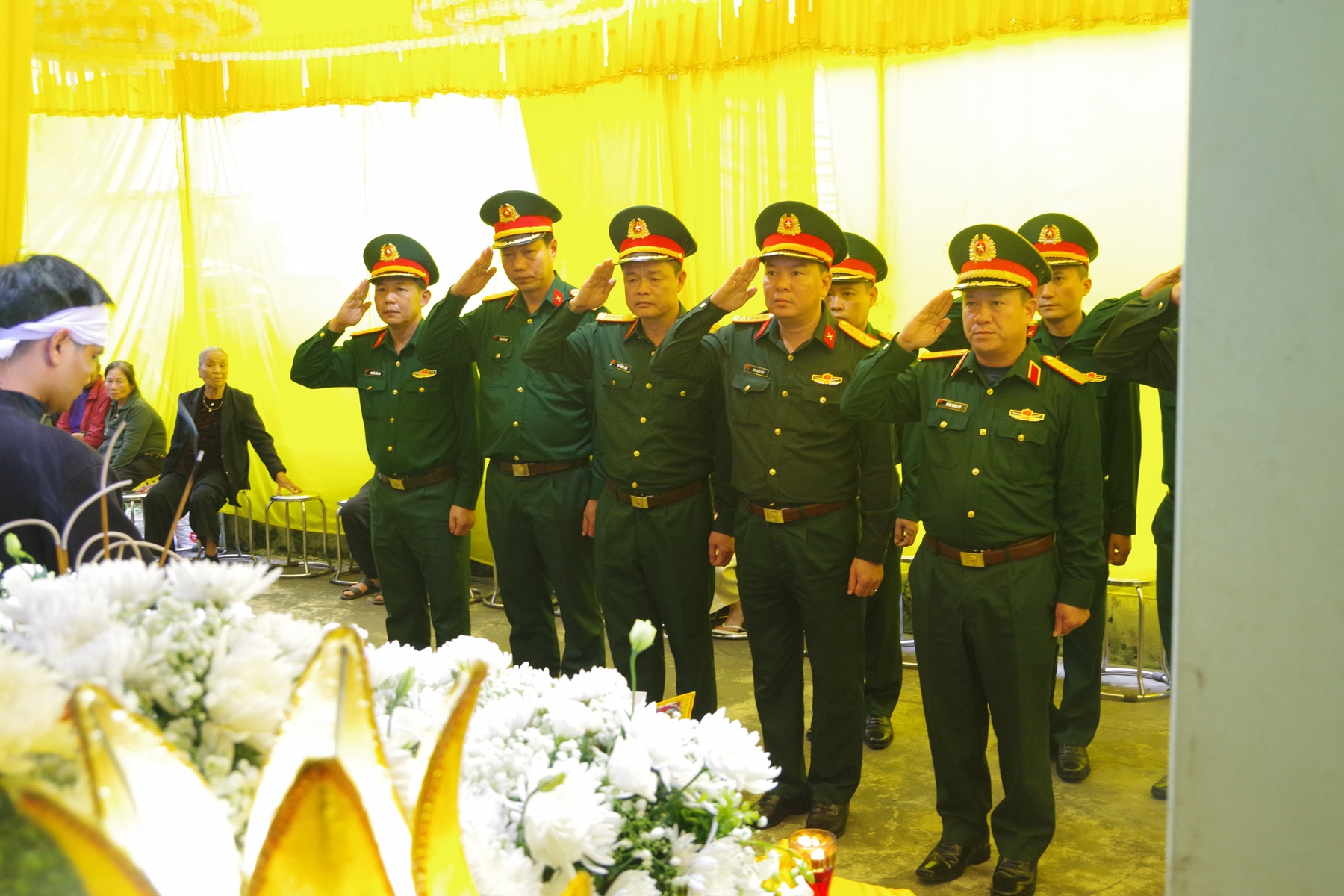 Thăng quân hàm vượt cấp lên thượng sĩ cho chiến sĩ Vũ Văn Bình - Ảnh 1.