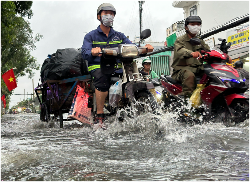 Triều cường dâng cao ở TP.HCM: Nhà dân ngập, xe chết máy, học sinh phải dắt bộ- Ảnh 1.