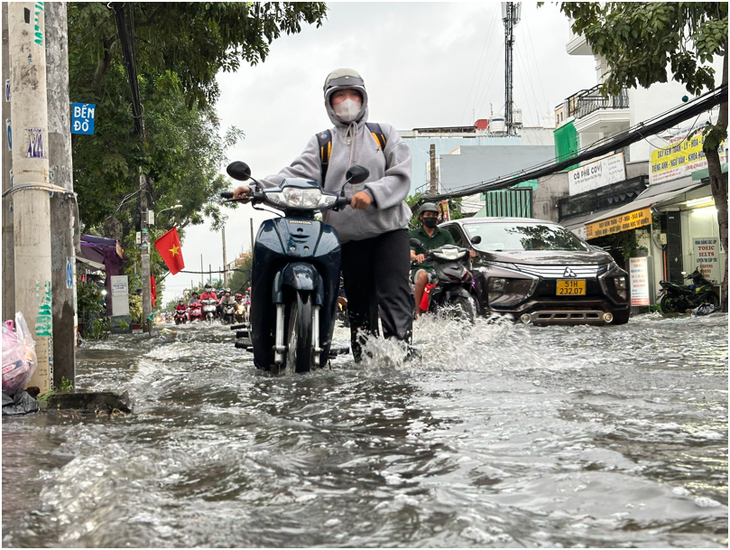 Triều cường dâng cao ở TP.HCM: Nhà dân ngập, xe chết máy, học sinh phải dắt bộ- Ảnh 2.