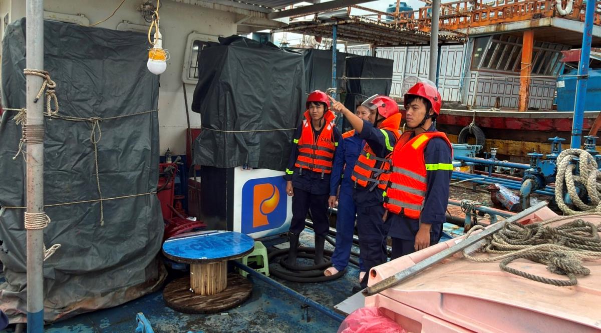 Đà Nẵng: Sơ tán dân, chốt chặn bán đảo Sơn Trà 'chạy đua' trước bão Kalmaegi - Ảnh 8.