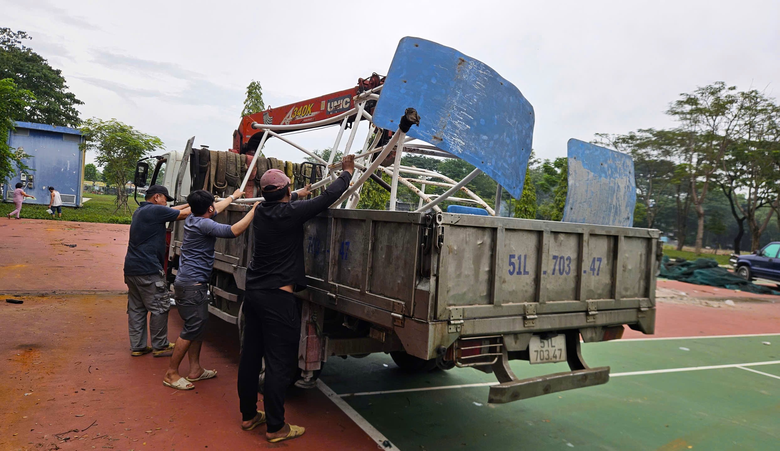 TP.HCM: Phường Bình Tân tháo dỡ sân tennis 2.800 m2 để làm nơi sinh hoạt cộng đồng- Ảnh 1.