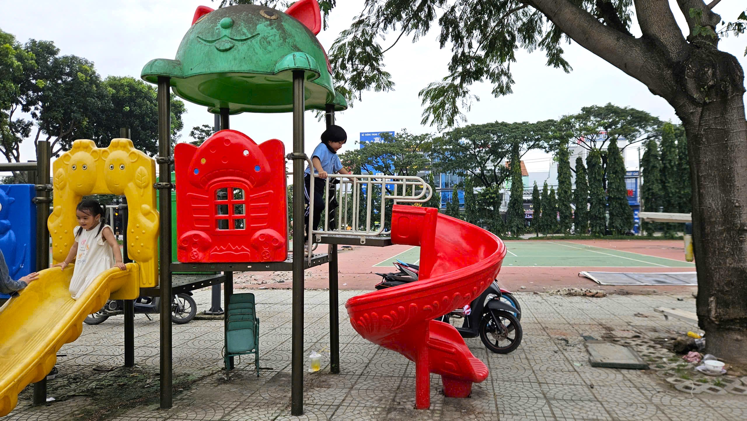 TP.HCM: Phường Bình Tân tháo dỡ sân tennis 2.800 m2 để làm nơi sinh hoạt cộng đồng- Ảnh 2.