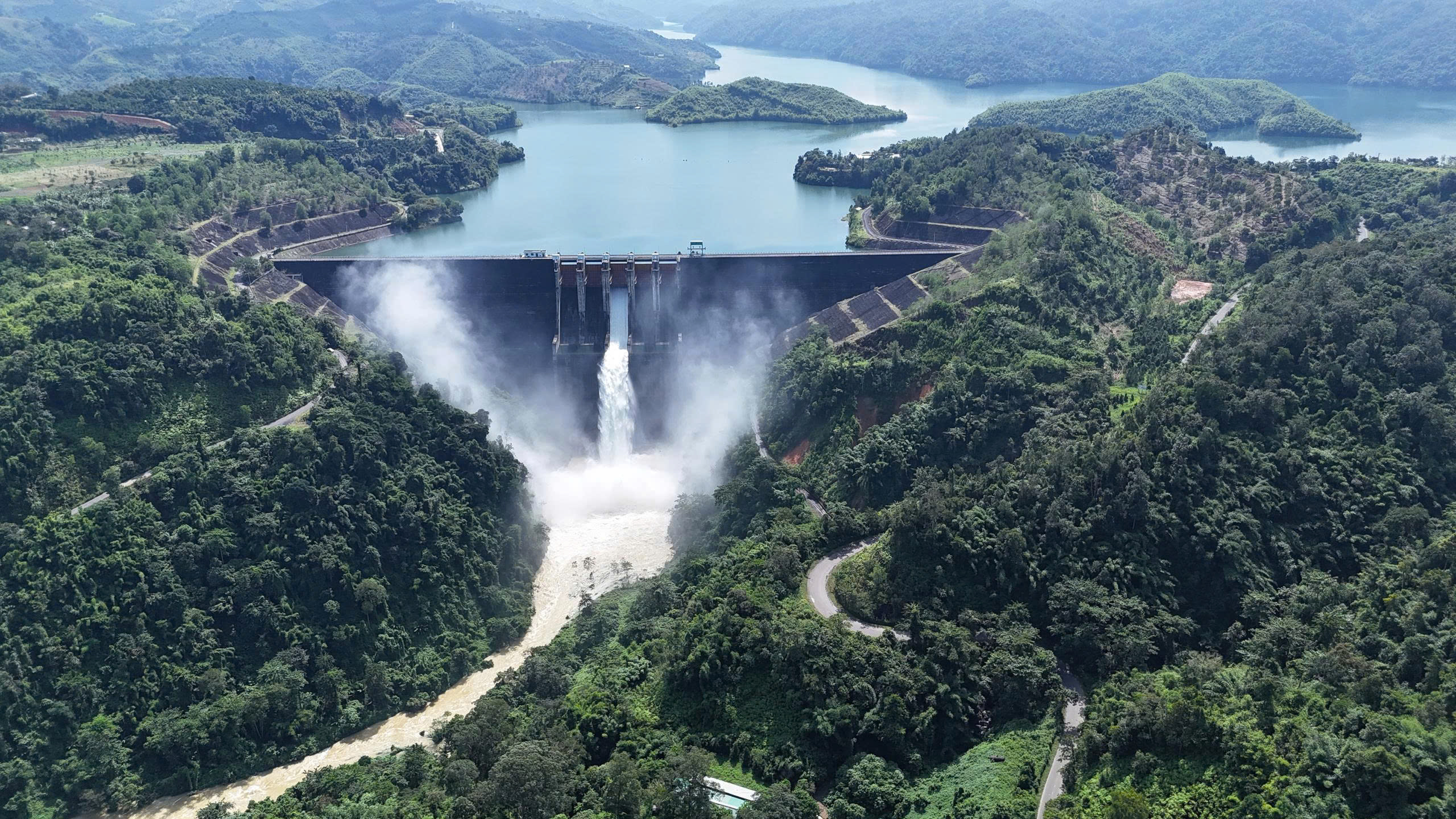 Ứng phó bão Kalmaegi các hồ thủy điện ở Lâm Đồng đồng loạt xả lũ - Ảnh 1.